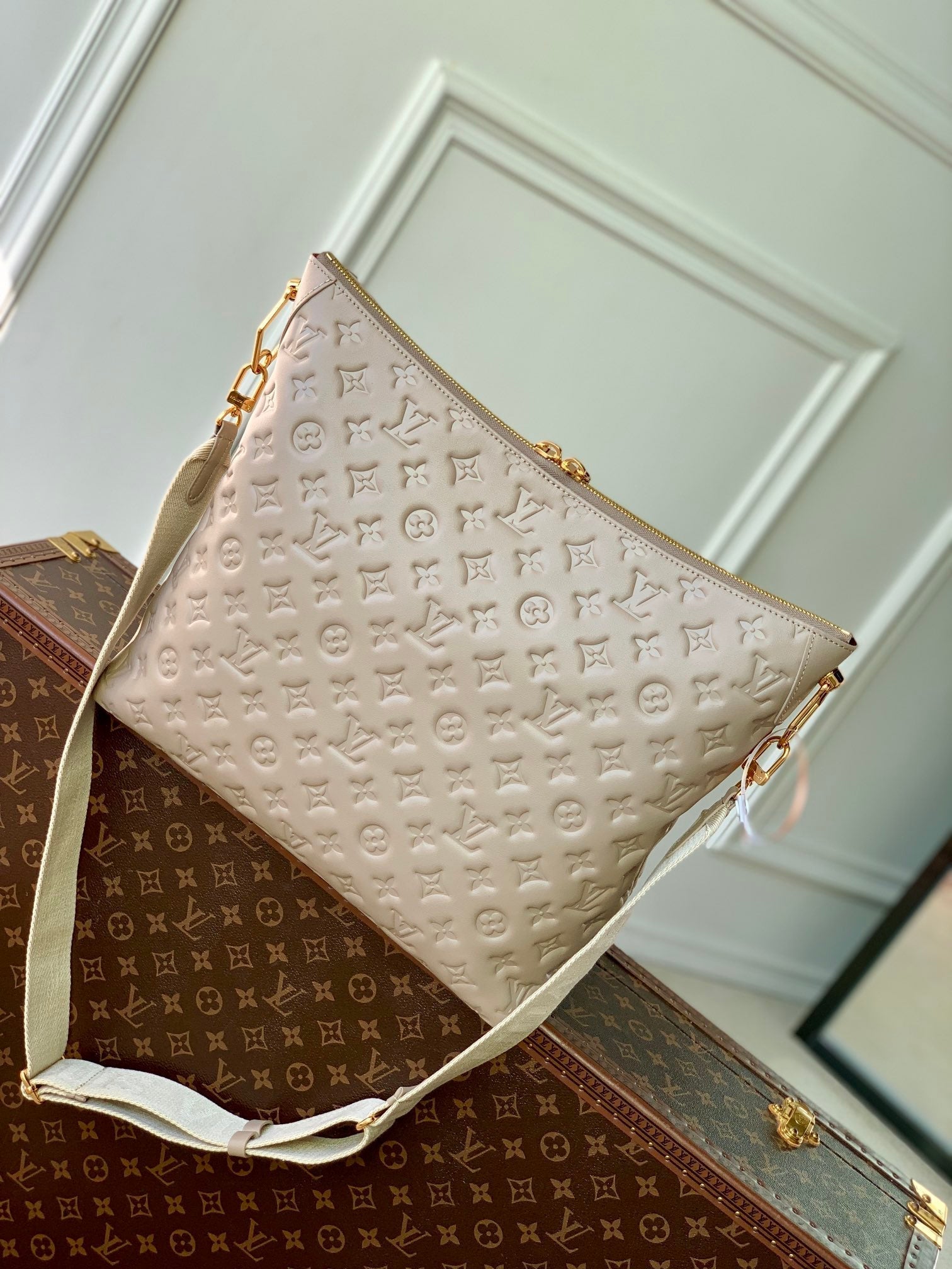 COUSSIN MM 38 EN CUIR DE VEAU BEIGE AVEC MONOGRAMME EN MÉTAL ESTAMPÉ, ACIER DORÉ