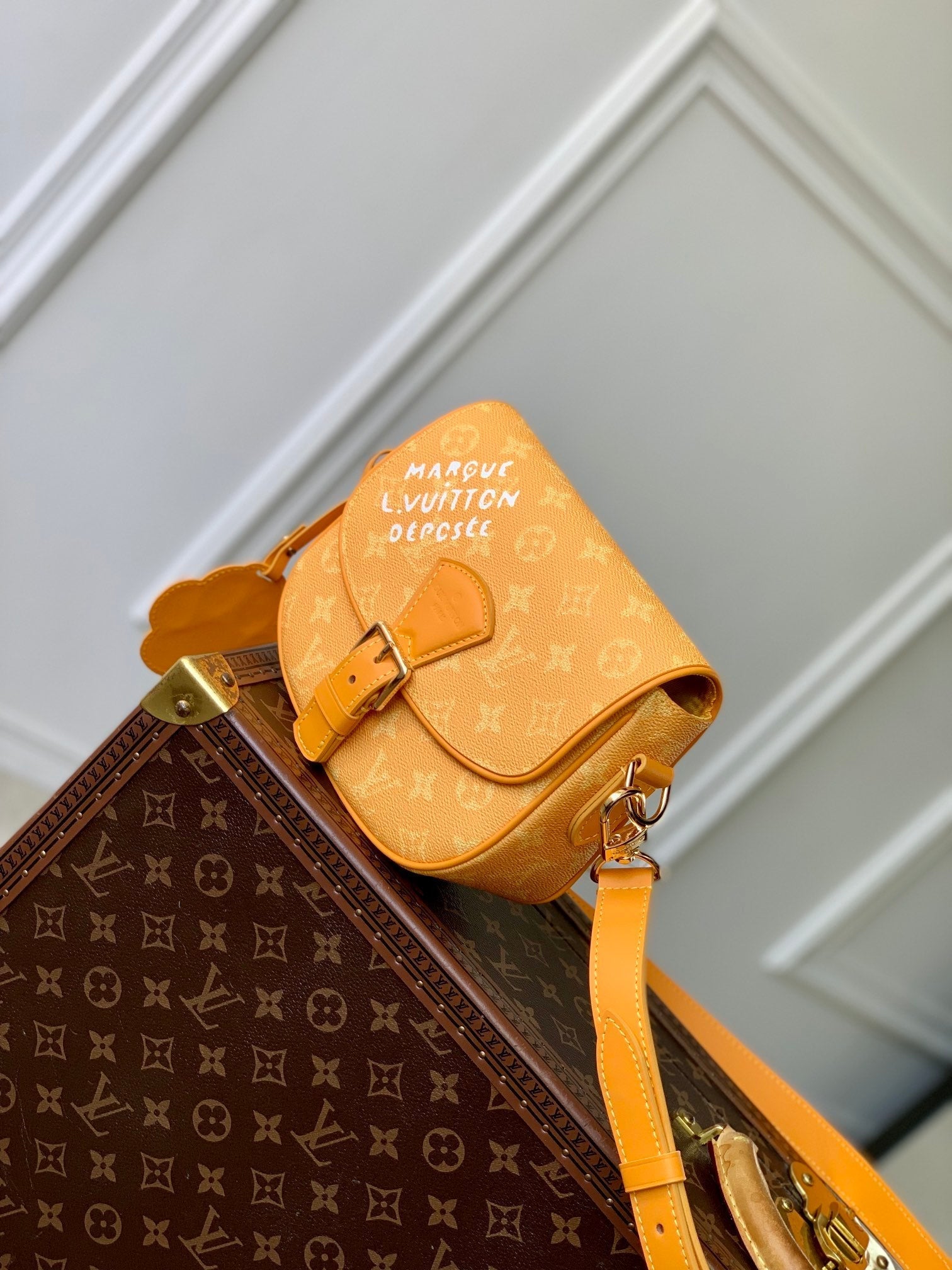 MONTSOURIS MESSENGER PM 20 EN TOILE HÉRITAGE MONOGRAMME ORANGE POIVRE
