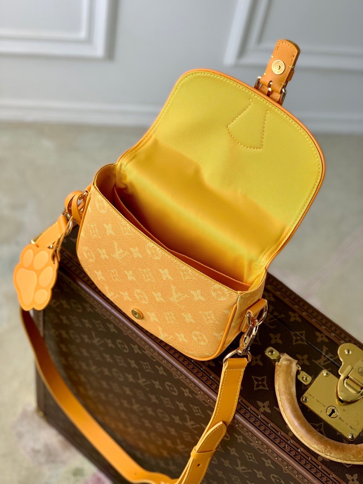 MONTSOURIS MESSENGER PM 20 EN TOILE HÉRITAGE MONOGRAMME ORANGE POIVRE