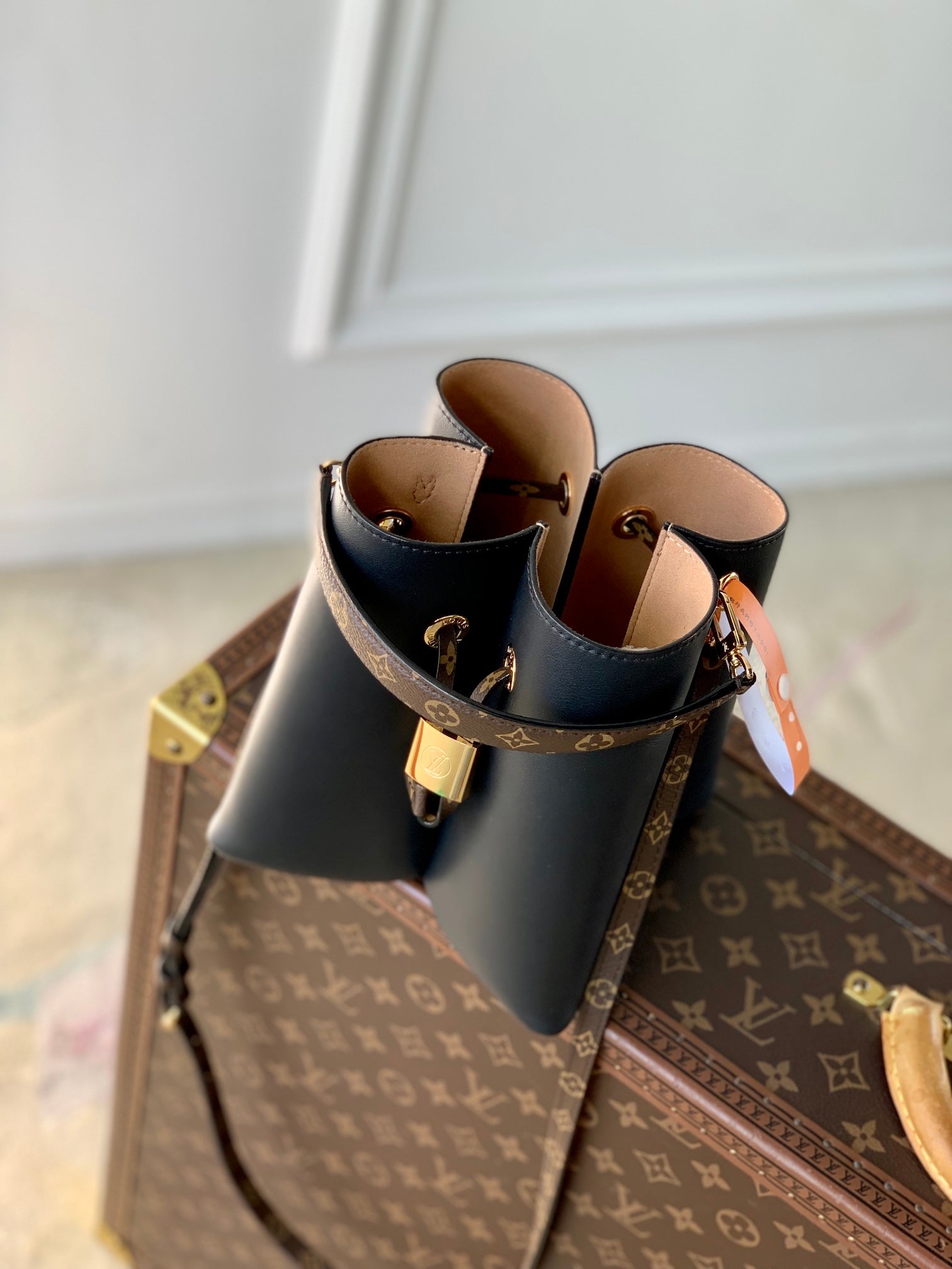 BLOOM PM 21 EN CUIR DE VEAU NOIR ACIER DORÉ