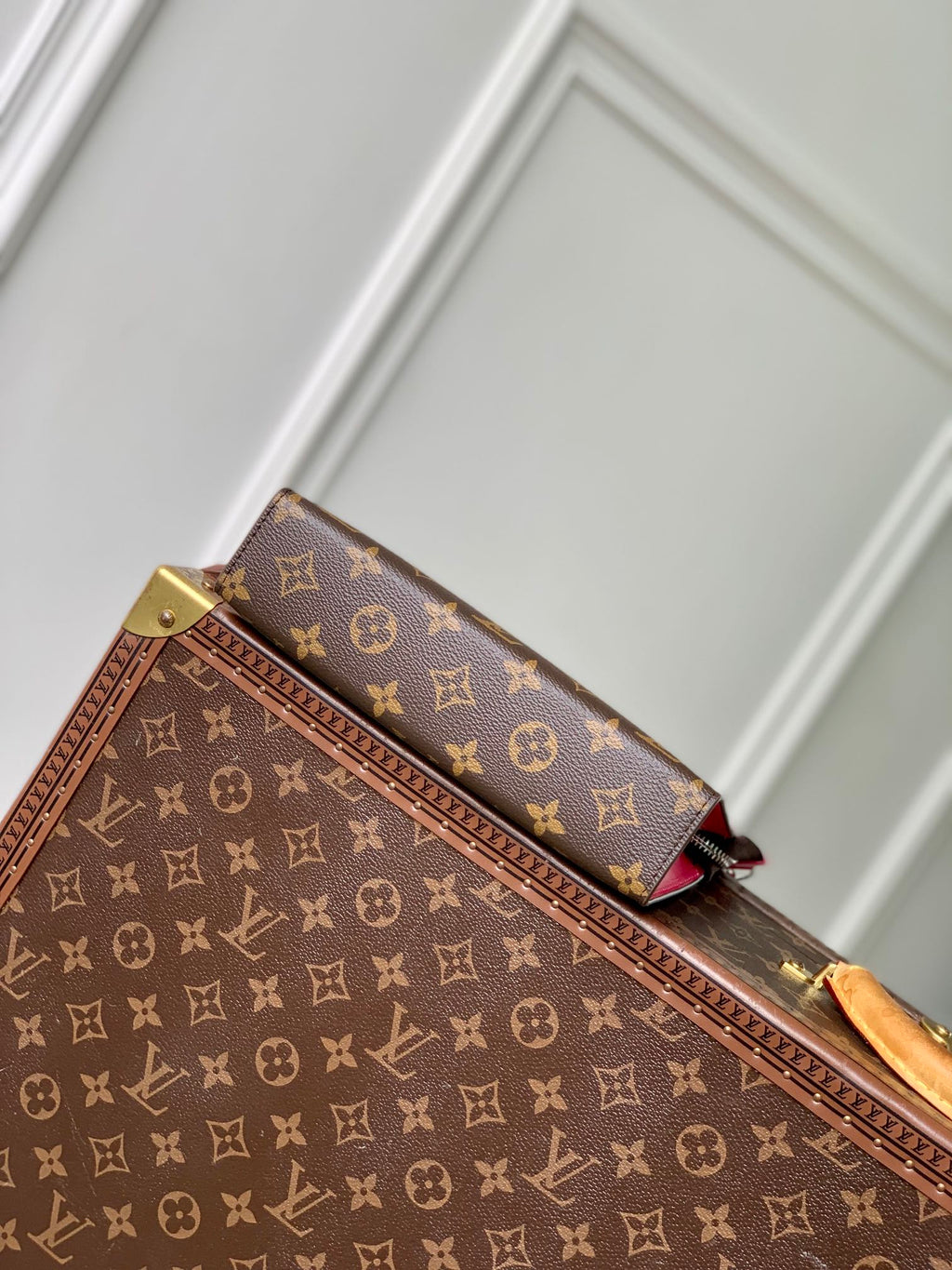 Portefeuille portable Gaston 18 pouces en toile monogrammée marron, cuir de veau rose mélangé