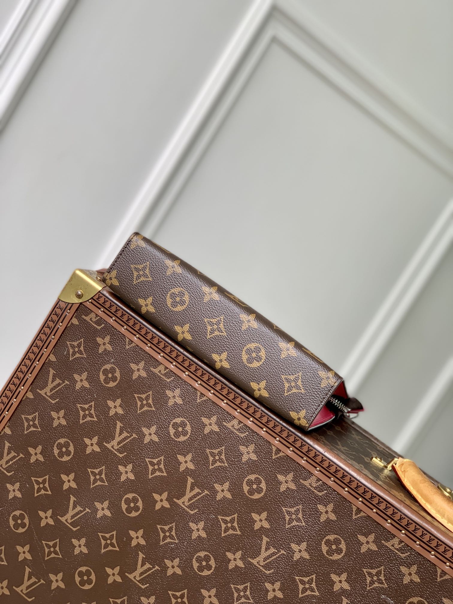 Portefeuille portable Gaston 18 pouces en toile monogrammée marron, cuir de veau rose mélangé