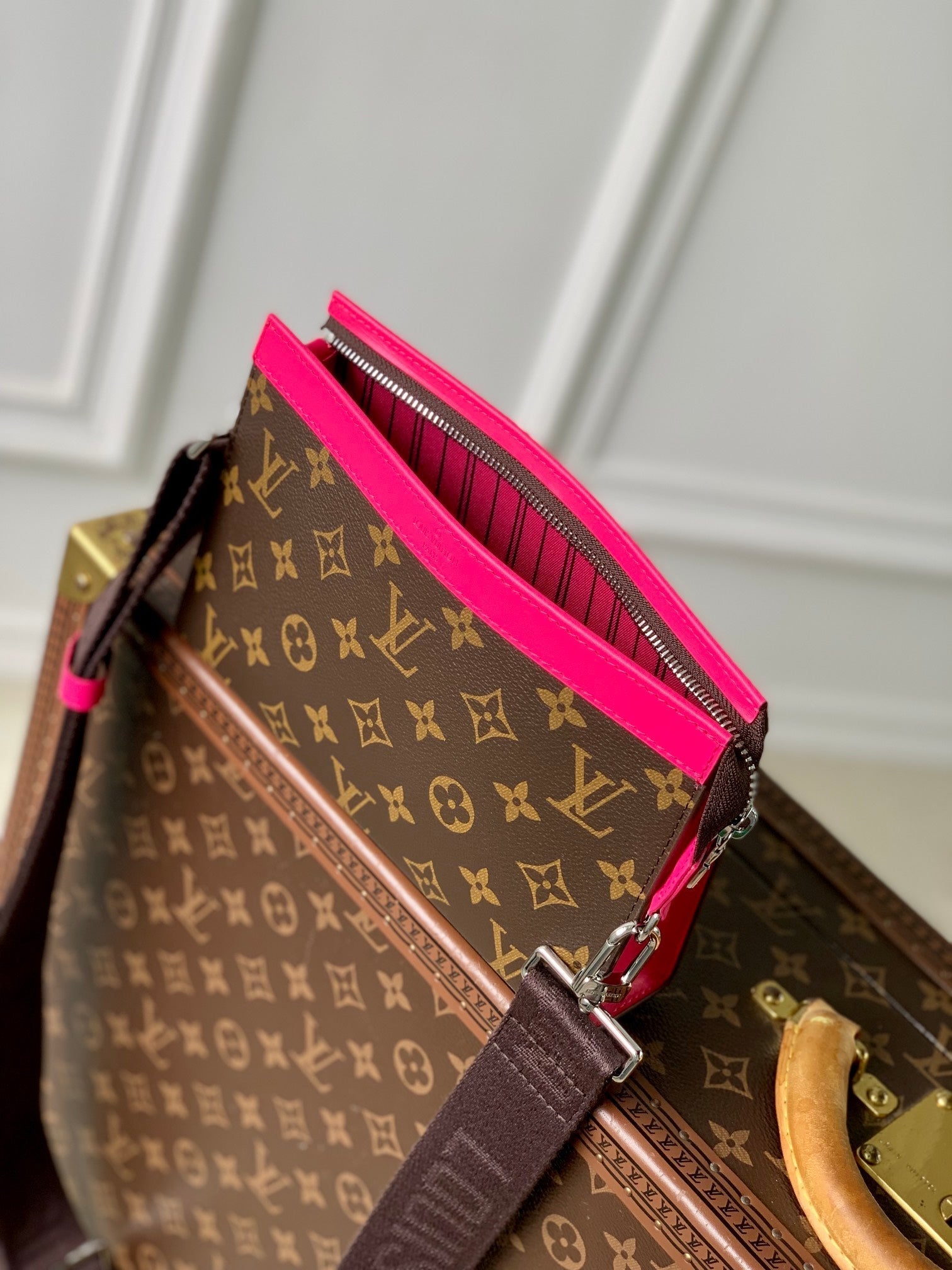 Portefeuille portable Gaston 18 pouces en toile monogrammée marron, cuir de veau rose mélangé