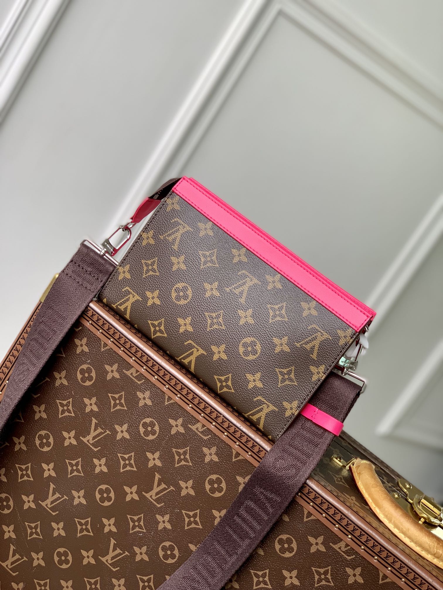 Portefeuille portable Gaston 18 pouces en toile monogrammée marron, cuir de veau rose mélangé