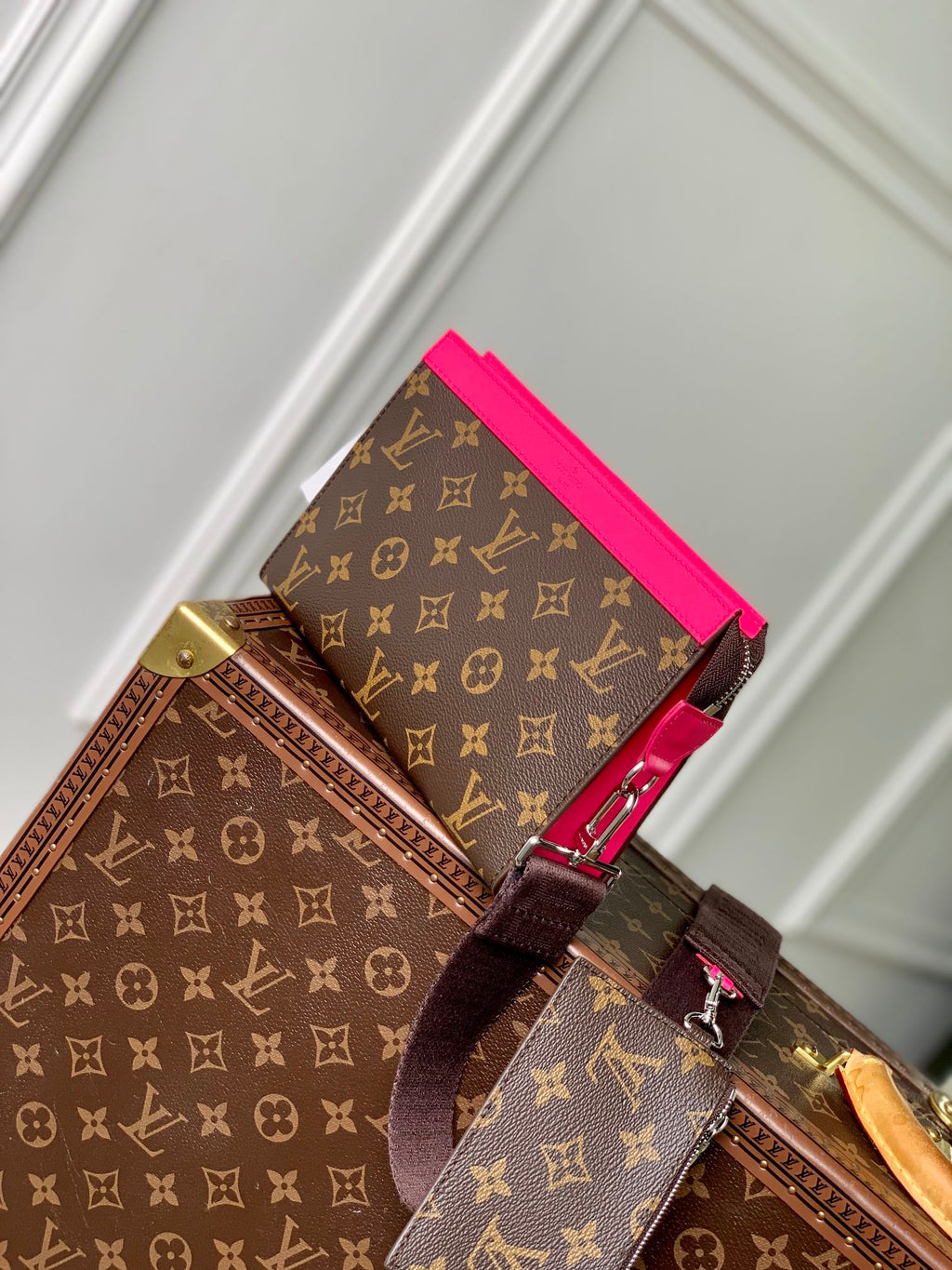 Portefeuille portable Gaston 18 pouces en toile monogrammée marron, cuir de veau rose mélangé