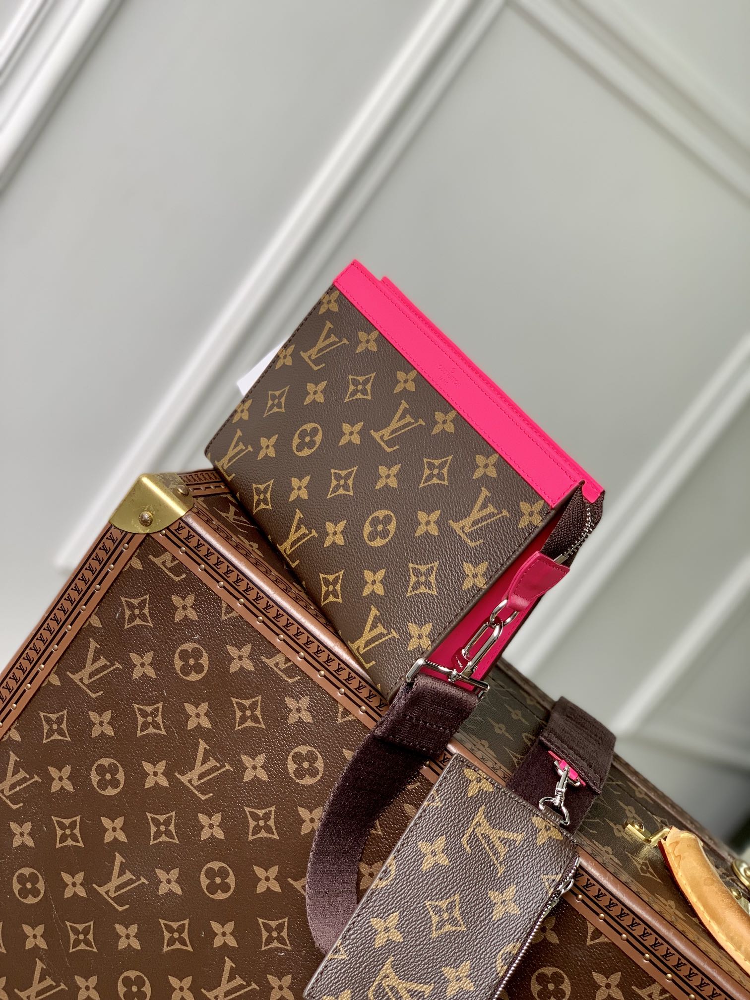 Portefeuille portable Gaston 18 pouces en toile monogrammée marron, cuir de veau rose mélangé