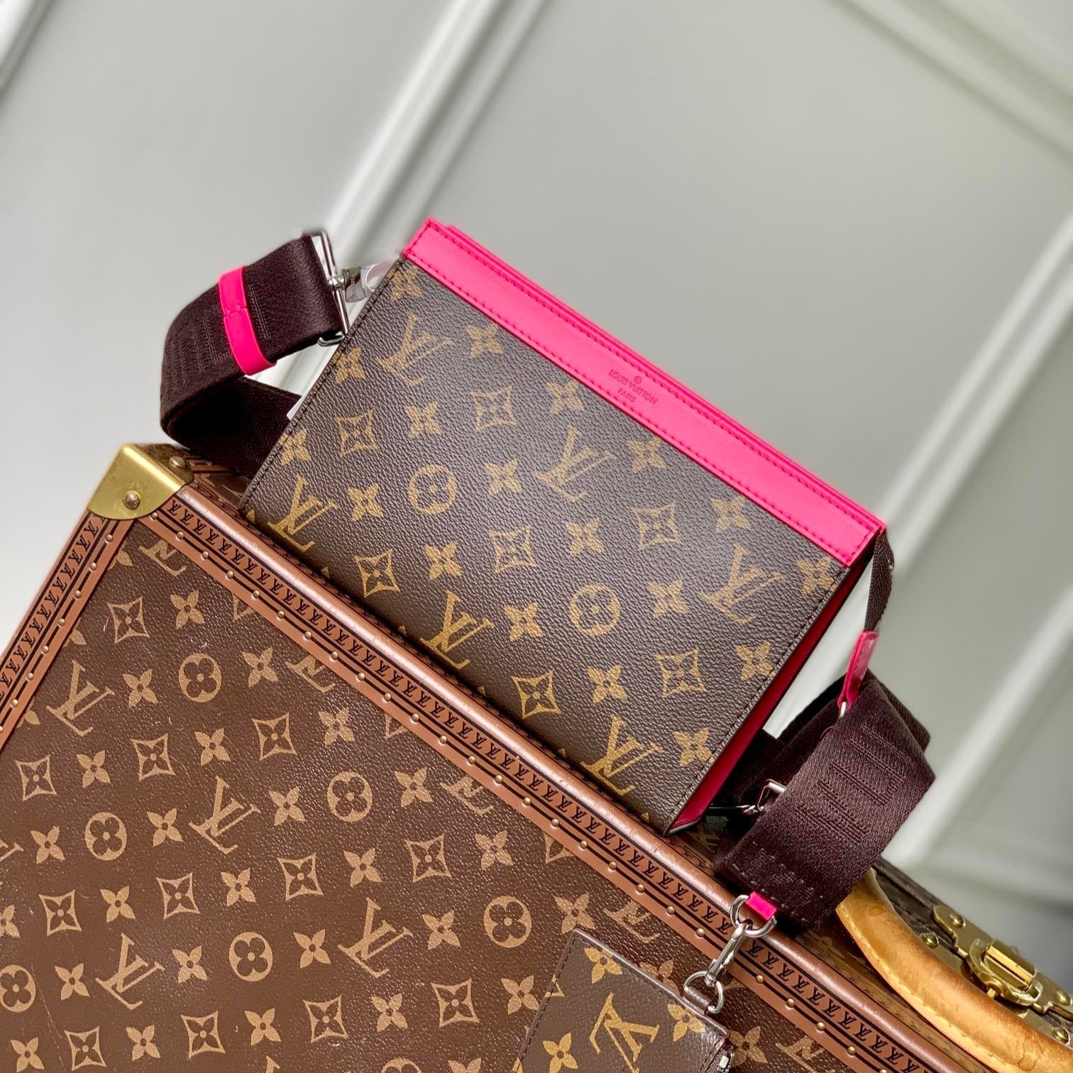 Portefeuille portable Gaston 18 pouces en toile monogrammée marron, cuir de veau rose mélangé
