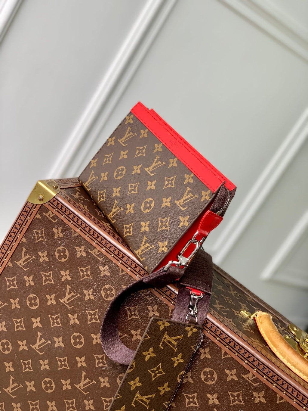 Portefeuille portable Gaston 18 pouces en toile monogrammée marron et cuir de veau rouge mélangé