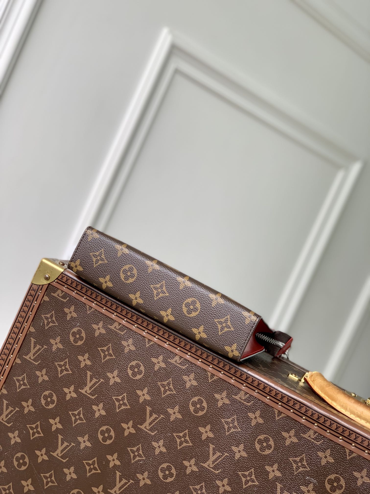 Portefeuille portable Gaston 18 pouces en toile monogrammée marron et cuir de veau rouge mélangé