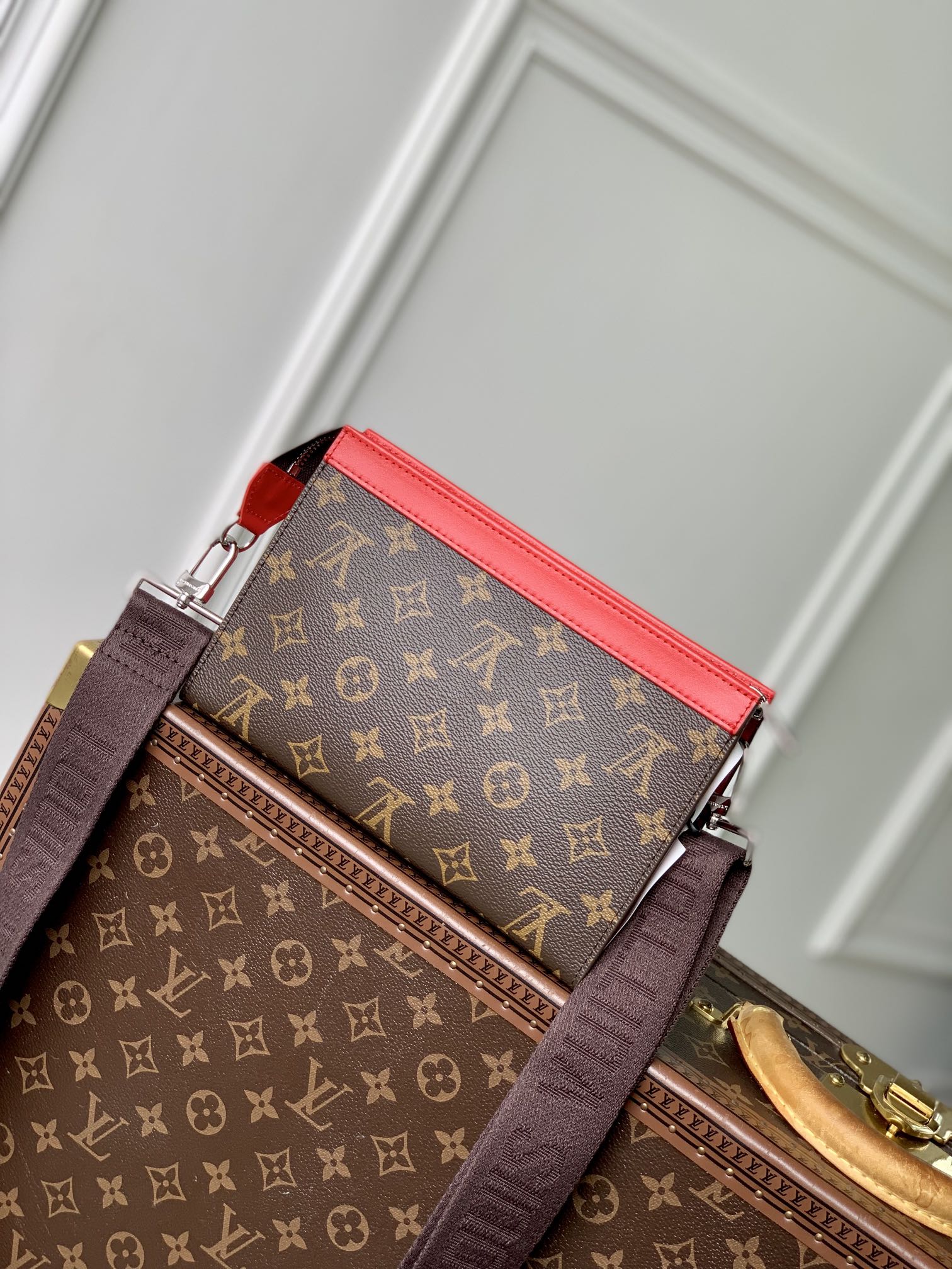 Portefeuille portable Gaston 18 pouces en toile monogrammée marron et cuir de veau rouge mélangé