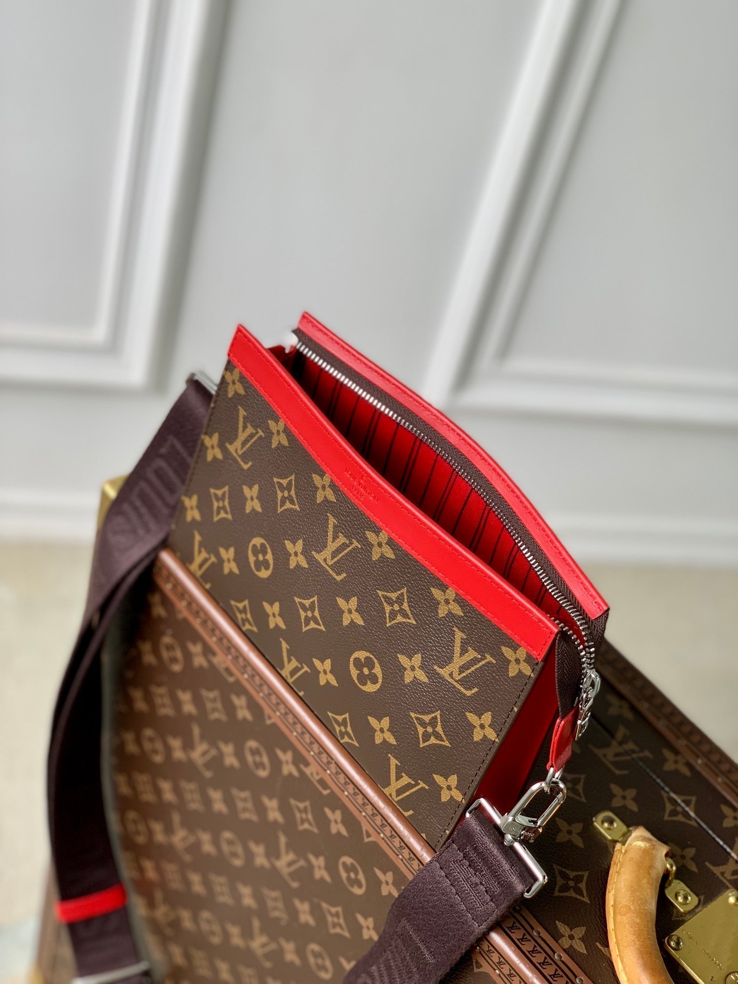 Portefeuille portable Gaston 18 pouces en toile monogrammée marron et cuir de veau rouge mélangé
