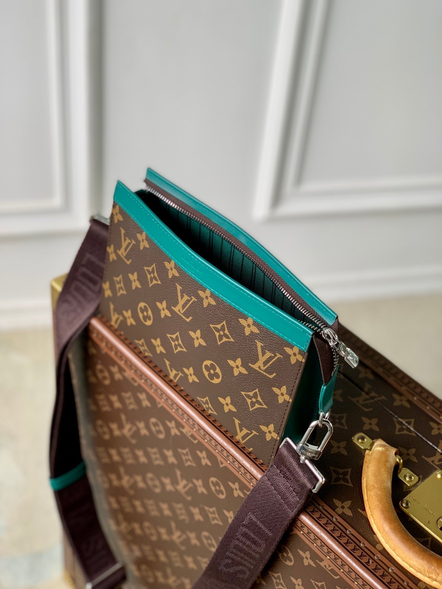 Portefeuille portable Gaston 18 pouces en toile monogrammée marron et cuir de veau vert mélangé