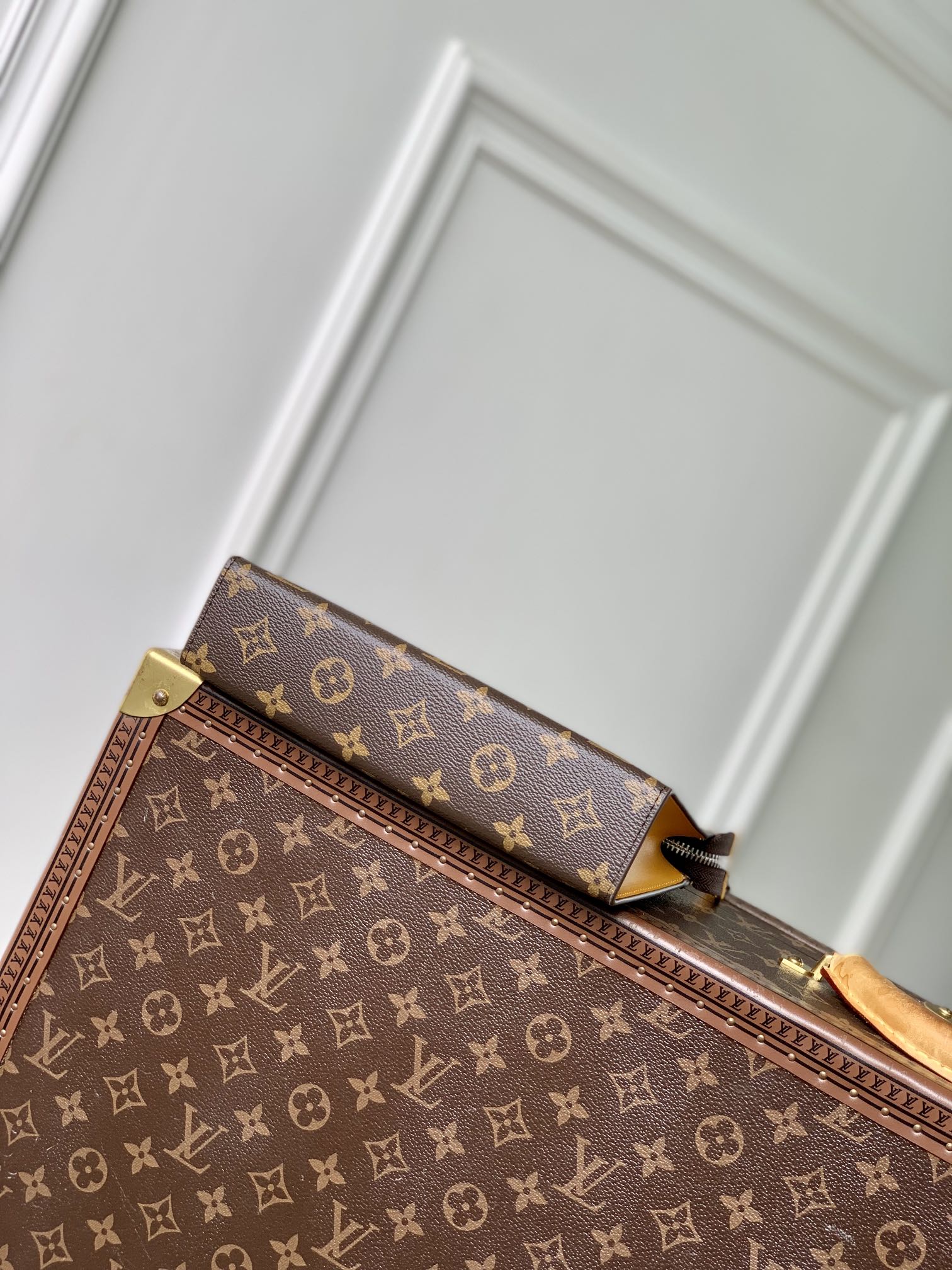 Portefeuille portable Gaston 18 pouces en toile monogrammée marron et cuir de veau jaune mélangé