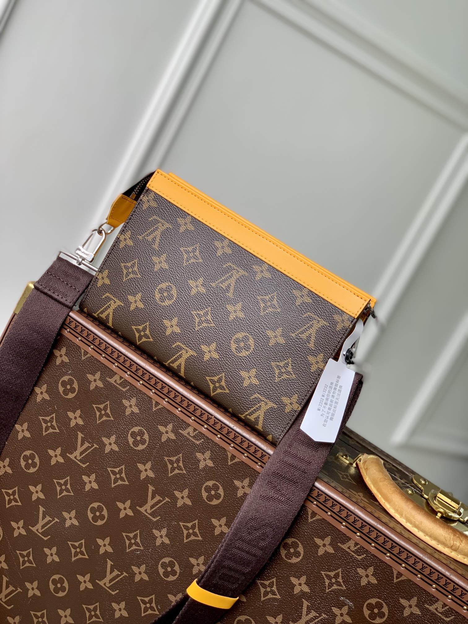 Portefeuille portable Gaston 18 pouces en toile monogrammée marron et cuir de veau jaune mélangé