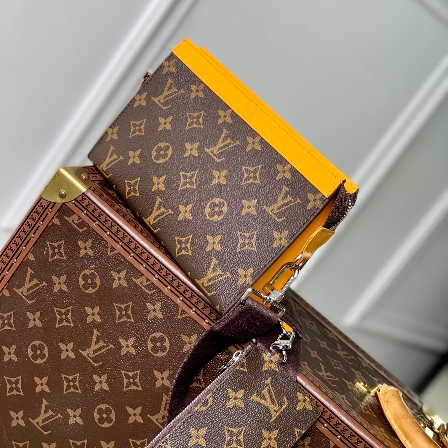 Portefeuille portable Gaston 18 pouces en toile monogrammée marron et cuir de veau jaune mélangé