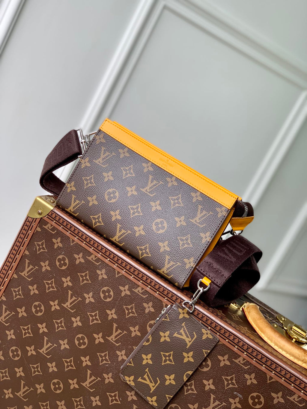 Portefeuille portable Gaston 18 pouces en toile monogrammée marron et cuir de veau jaune mélangé
