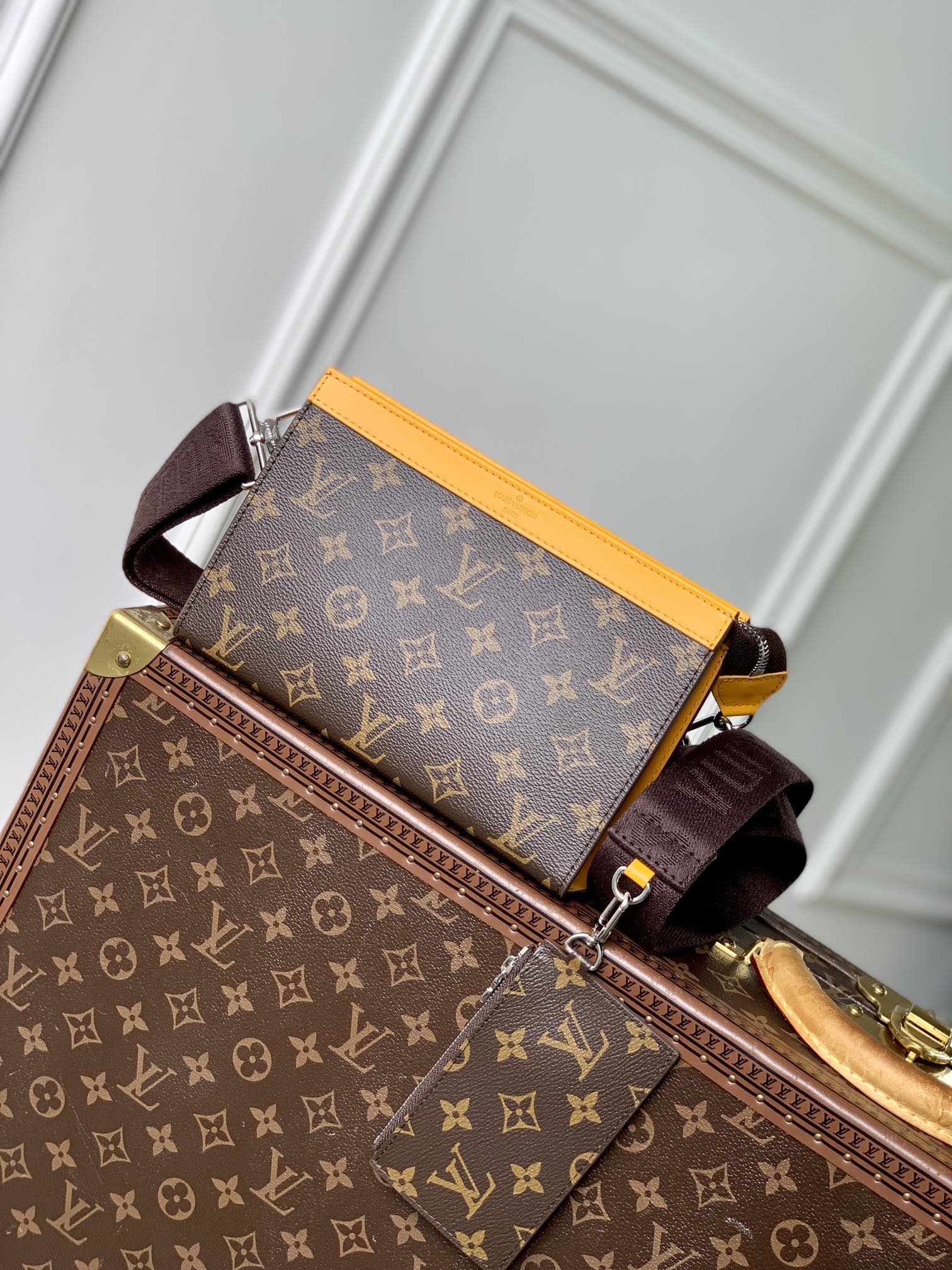 Portefeuille portable Gaston 18 pouces en toile monogrammée marron et cuir de veau jaune mélangé