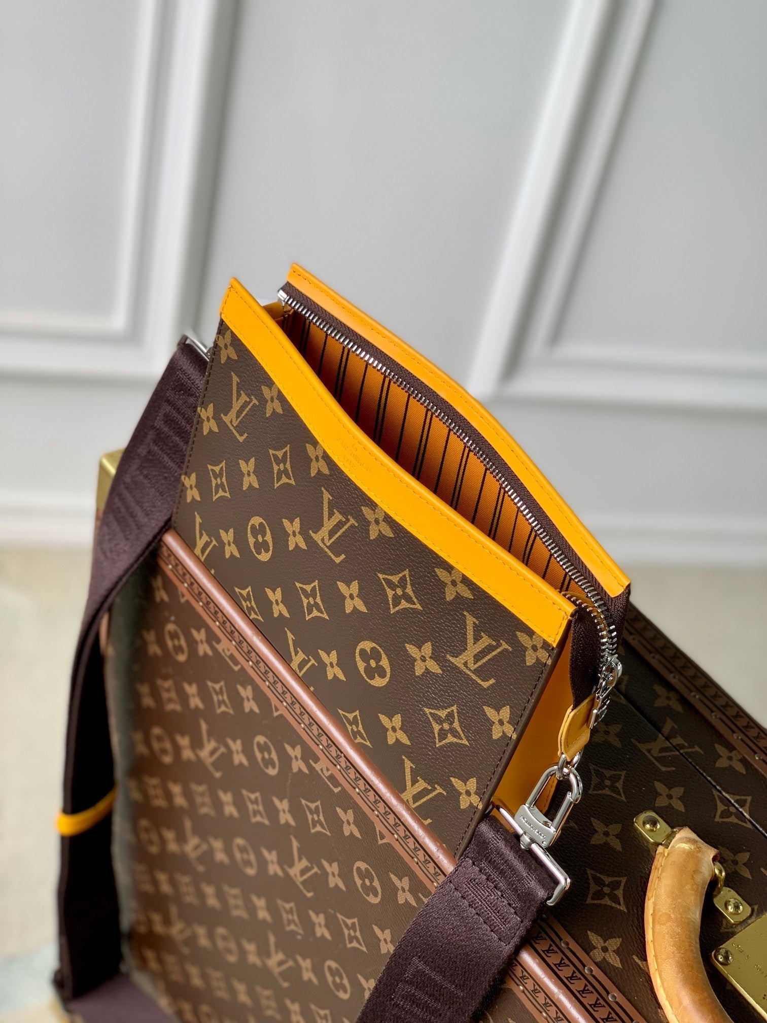 Portefeuille portable Gaston 18 pouces en toile monogrammée marron et cuir de veau jaune mélangé