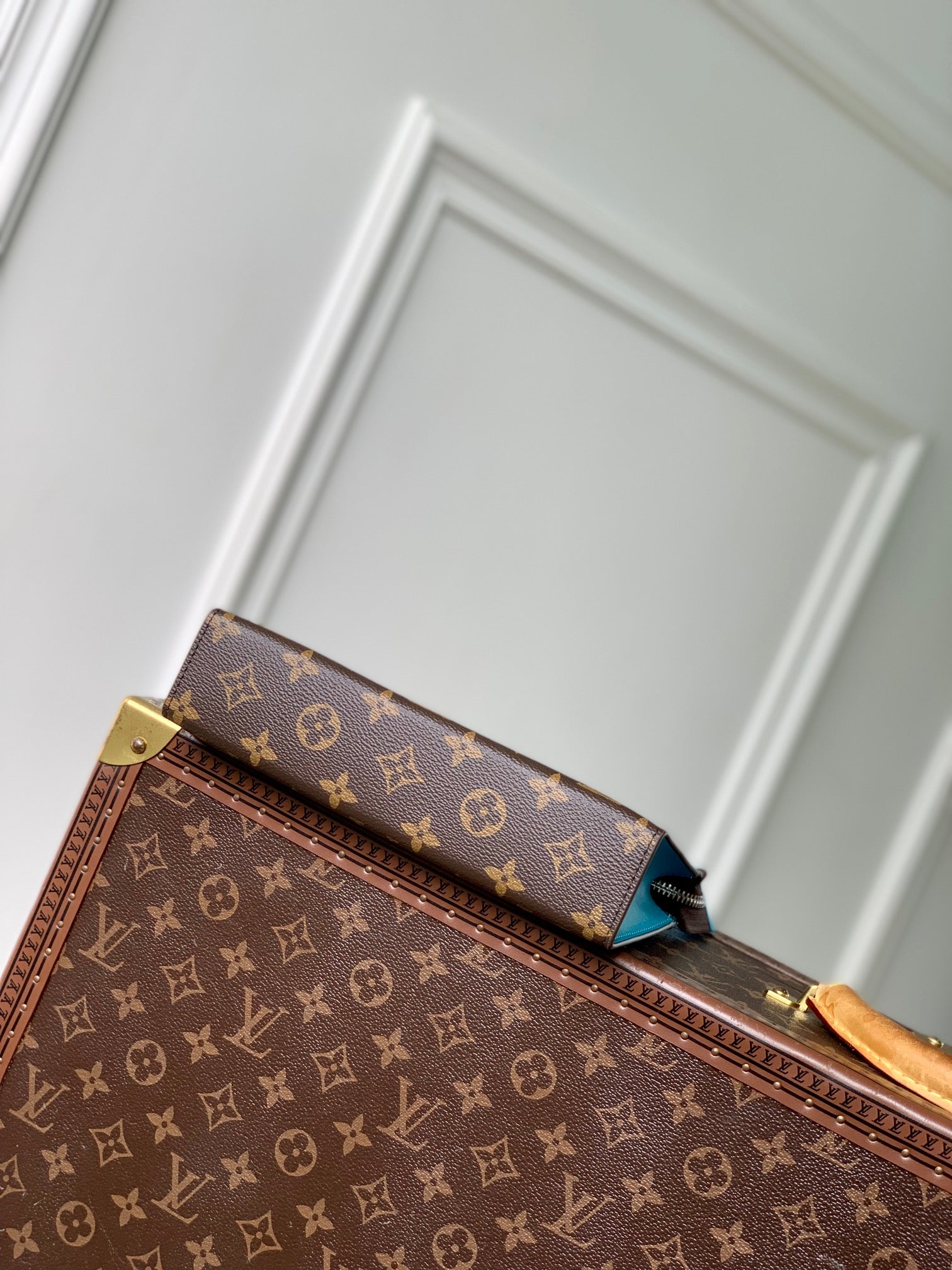 Portefeuille portable Gaston 18 pouces en toile monogrammée marron et cuir de veau ciel mélangé