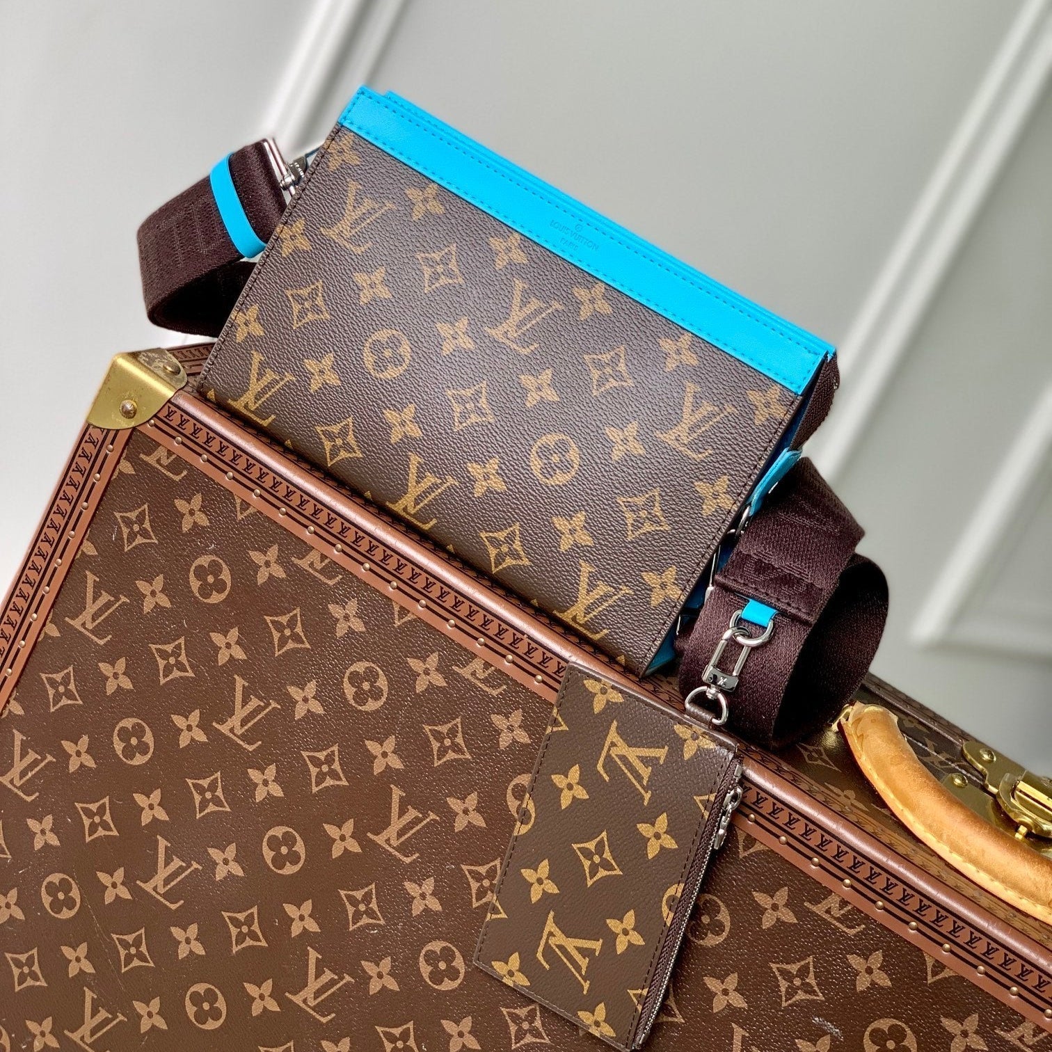 Portefeuille portable Gaston 18 pouces en toile monogrammée marron et cuir de veau ciel mélangé