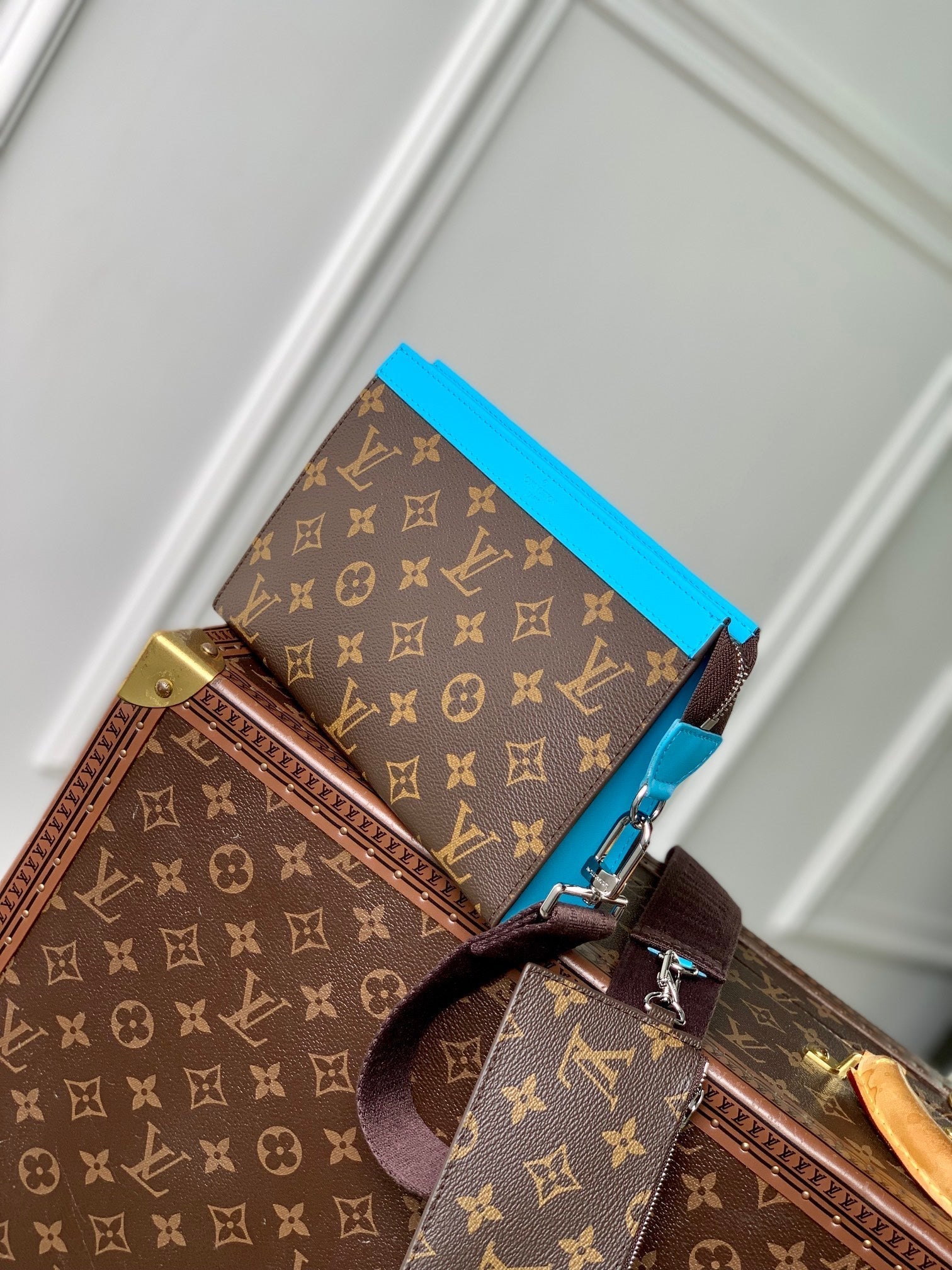 Portefeuille portable Gaston 18 pouces en toile monogrammée marron et cuir de veau ciel mélangé
