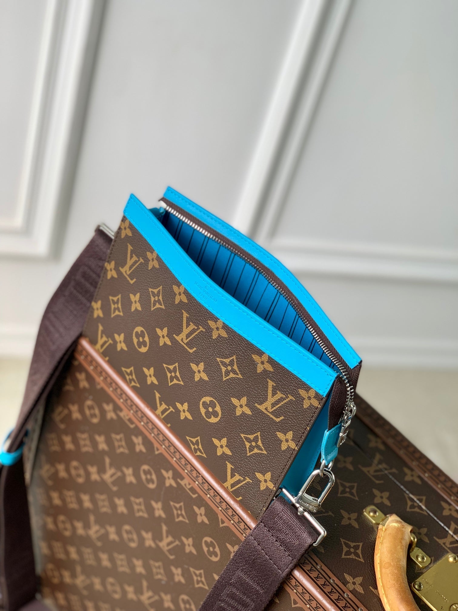 Portefeuille portable Gaston 18 pouces en toile monogrammée marron et cuir de veau ciel mélangé