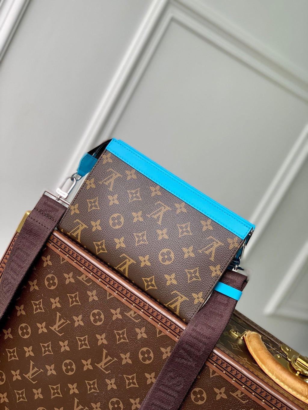 Portefeuille portable Gaston 18 pouces en toile monogrammée marron et cuir de veau ciel mélangé