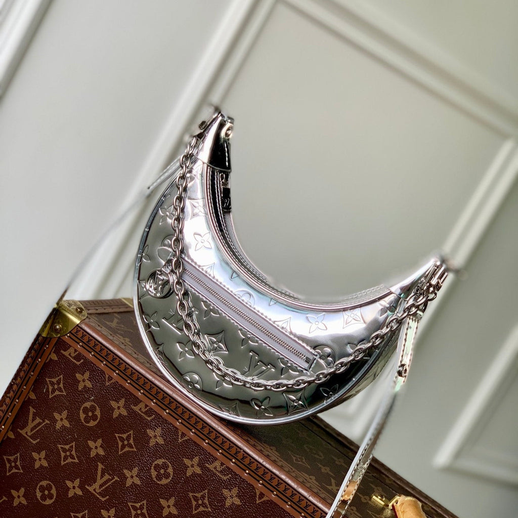 LOOP 23 EN CUIR DE VEAU ESTAMPÉ MONOGRAMME ARGENT