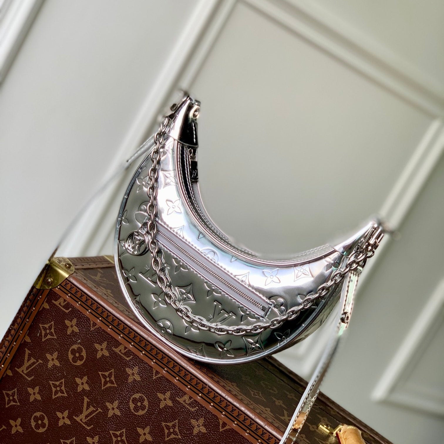 LOOP 23 EN CUIR DE VEAU ESTAMPÉ MONOGRAMME ARGENT