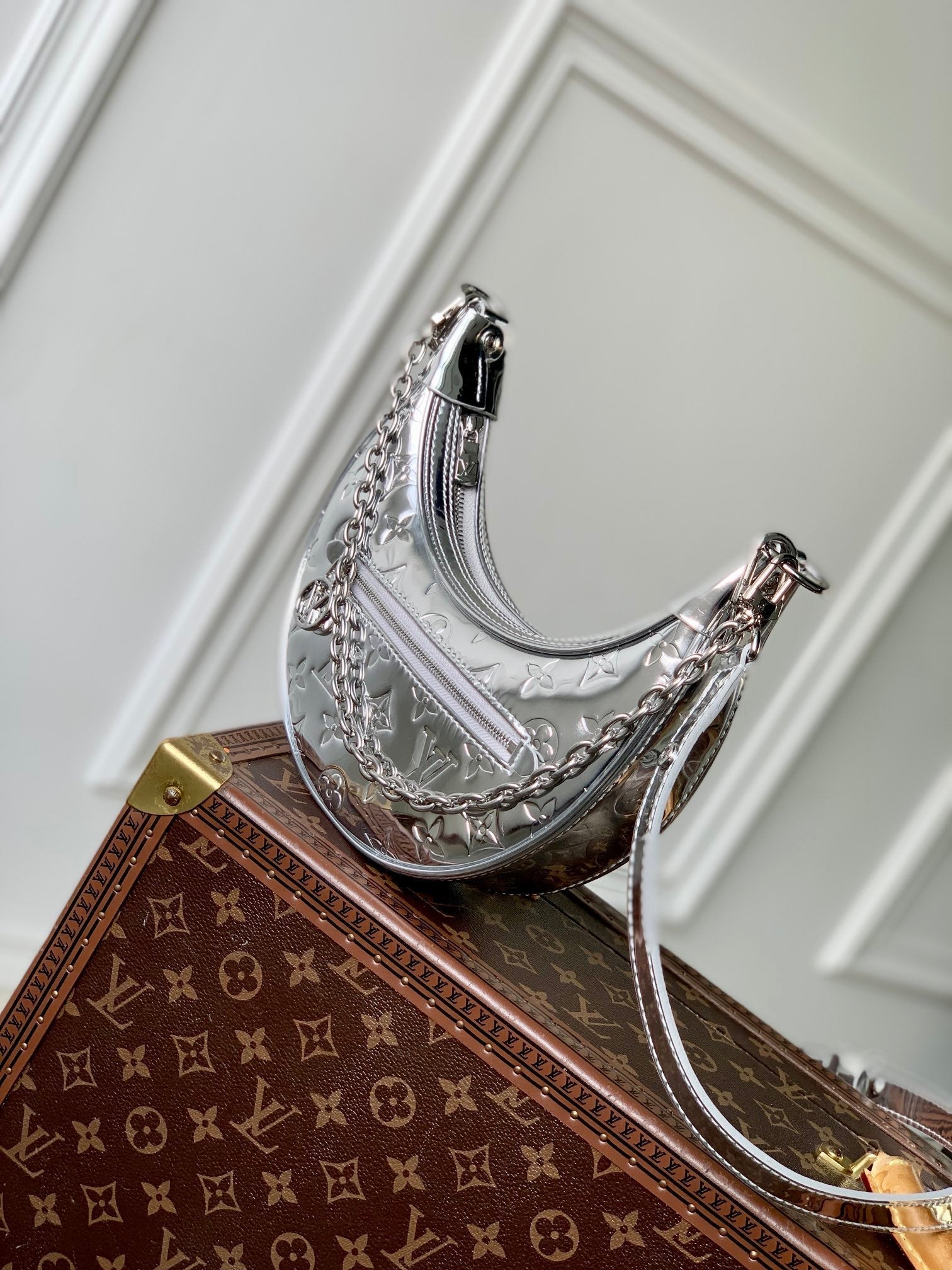 LOOP 23 EN CUIR DE VEAU ESTAMPÉ MONOGRAMME ARGENT