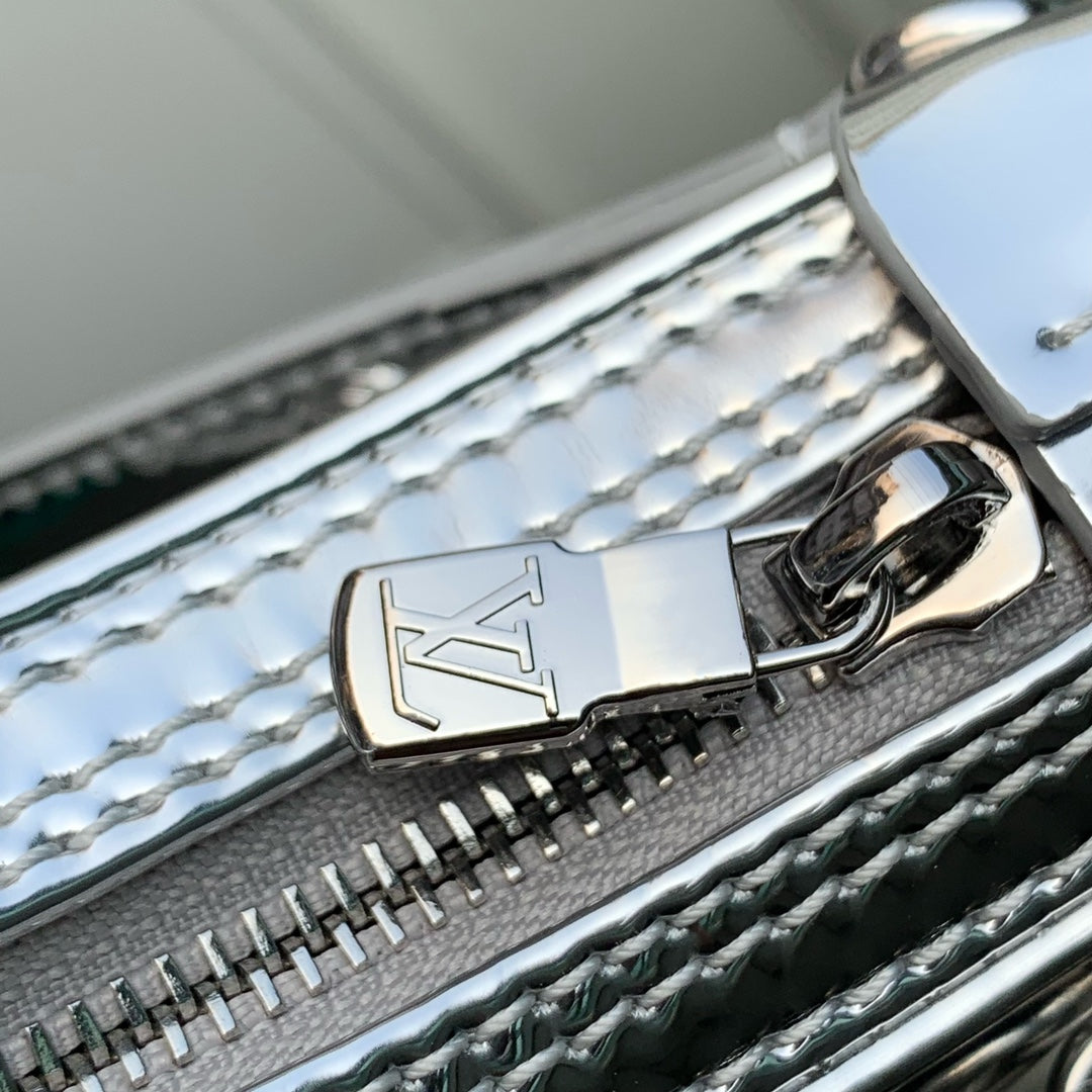 LOOP 23 EN CUIR DE VEAU ESTAMPÉ MONOGRAMME ARGENT