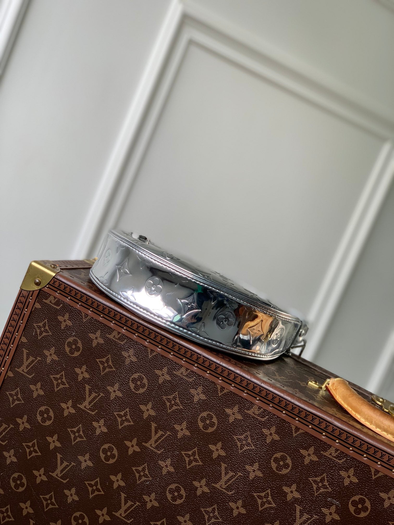LOOP 23 EN CUIR DE VEAU ESTAMPÉ MONOGRAMME ARGENT