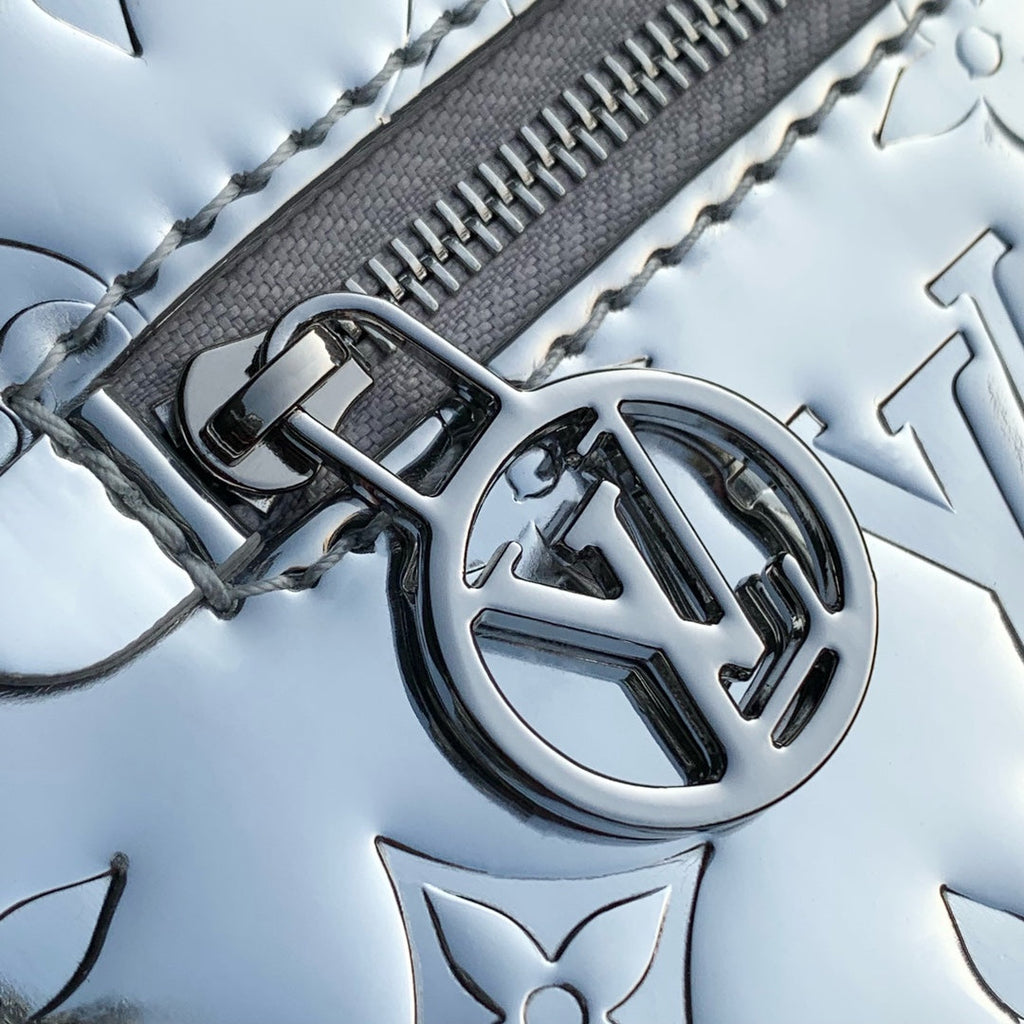 LOOP 23 EN CUIR DE VEAU ESTAMPÉ MONOGRAMME ARGENT
