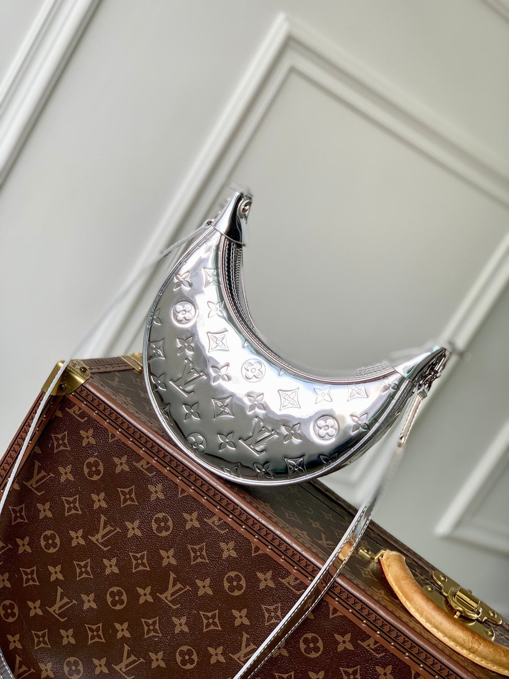 LOOP 23 EN CUIR DE VEAU ESTAMPÉ MONOGRAMME ARGENT