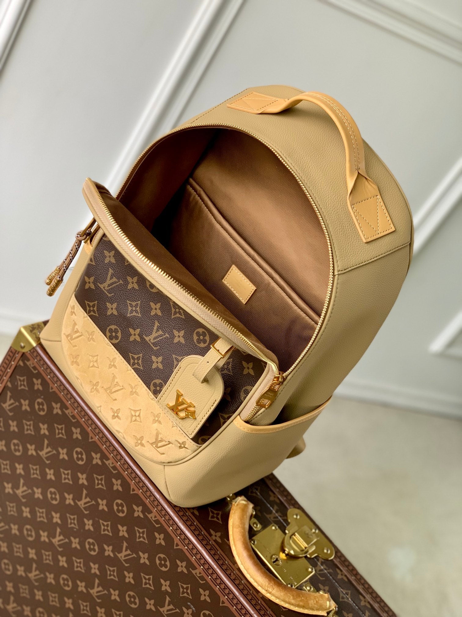 SAC À DOS D'EXTÉRIEUR 44 EN CUIR DE VEAU BEIGE ET TOILE MONOGRAMME MARRON
