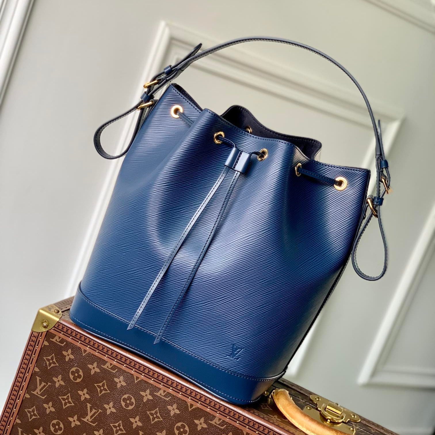 NOÉ MM 33 EN CUIR ÉPI SAPHIR