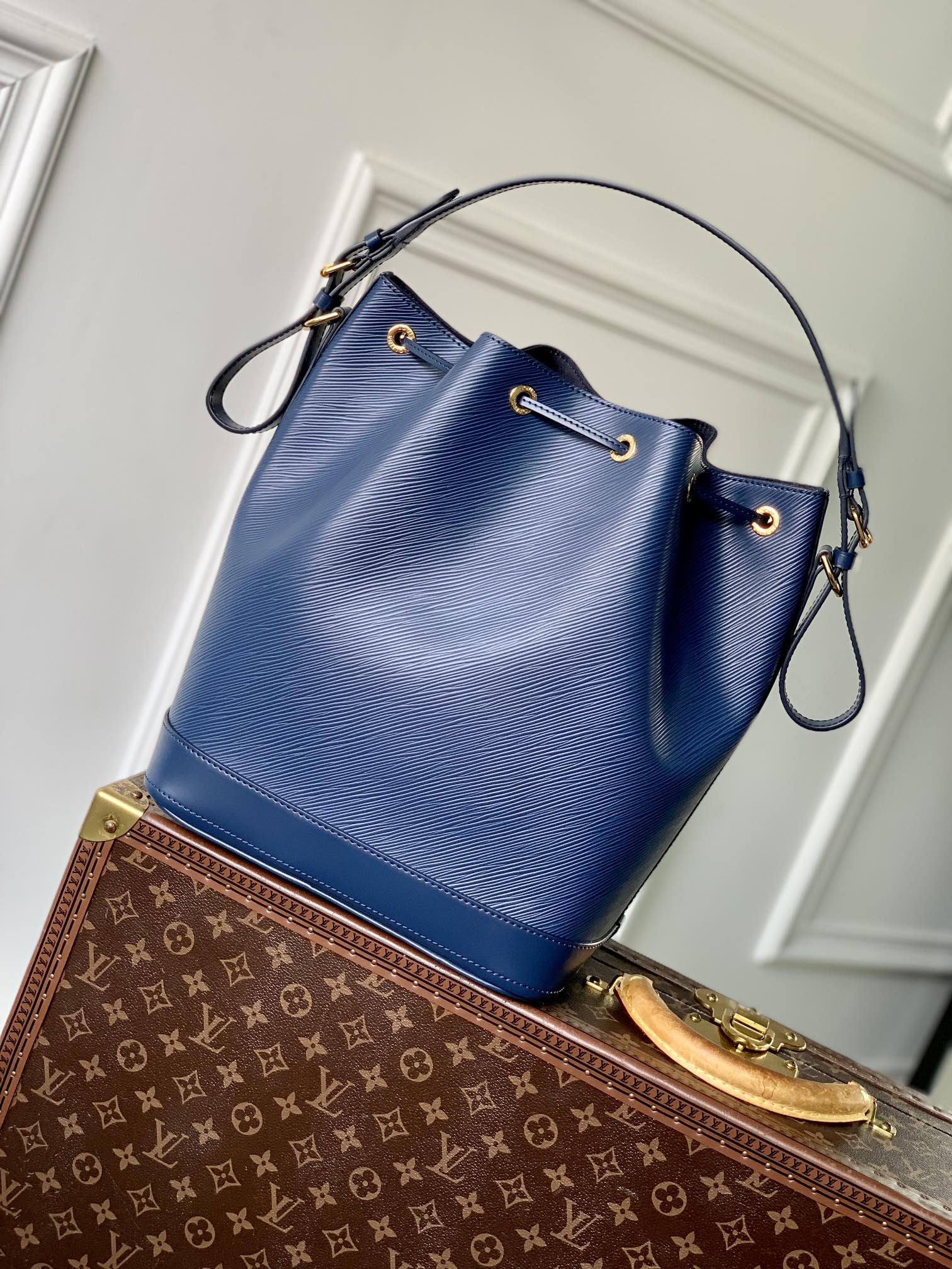 NOÉ MM 33 EN CUIR ÉPI SAPHIR
