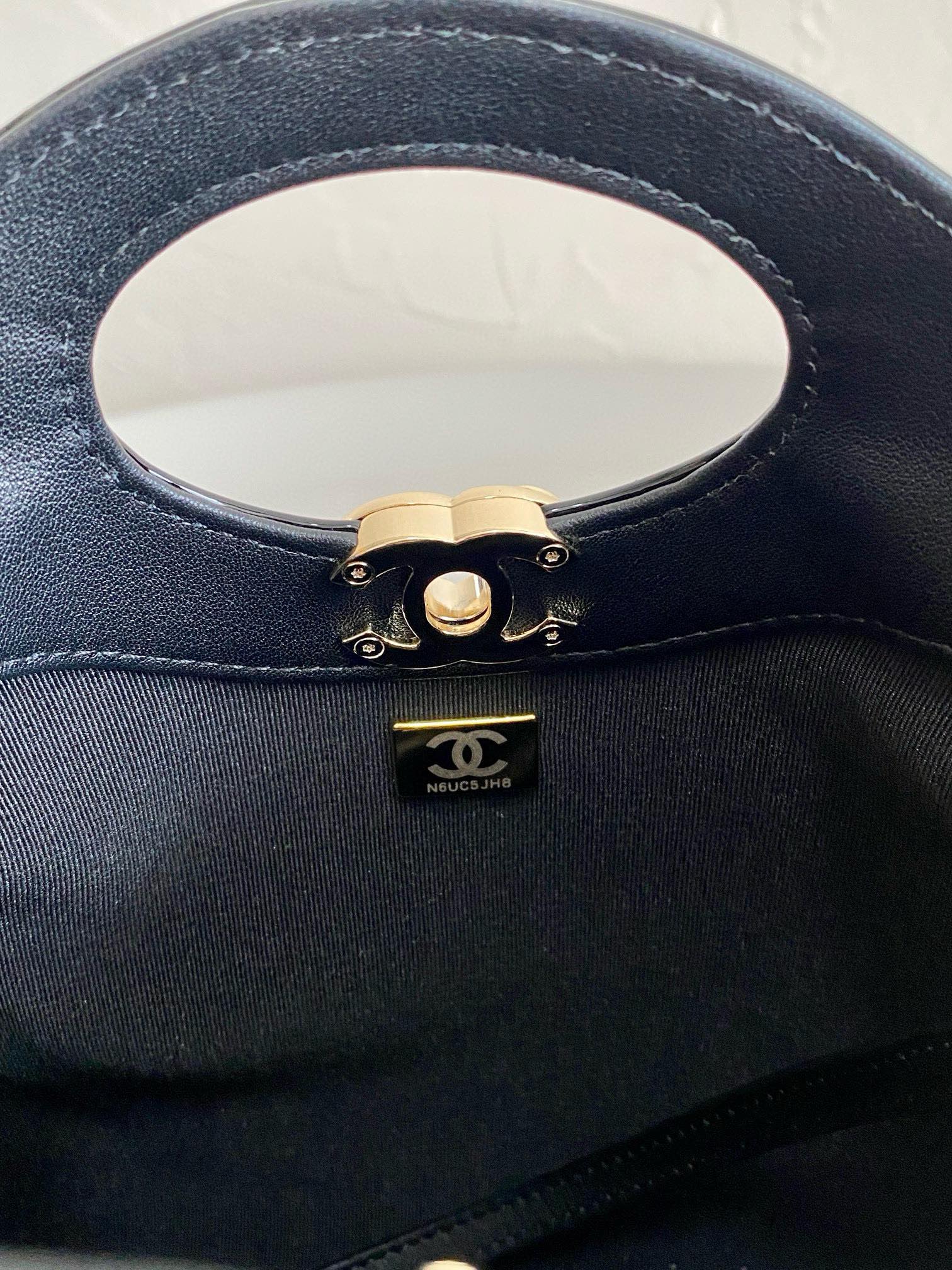 23A CC 31 MINI SAC CABAS 23CM CUIR DE VEAU VERNI JAUNE NOIR