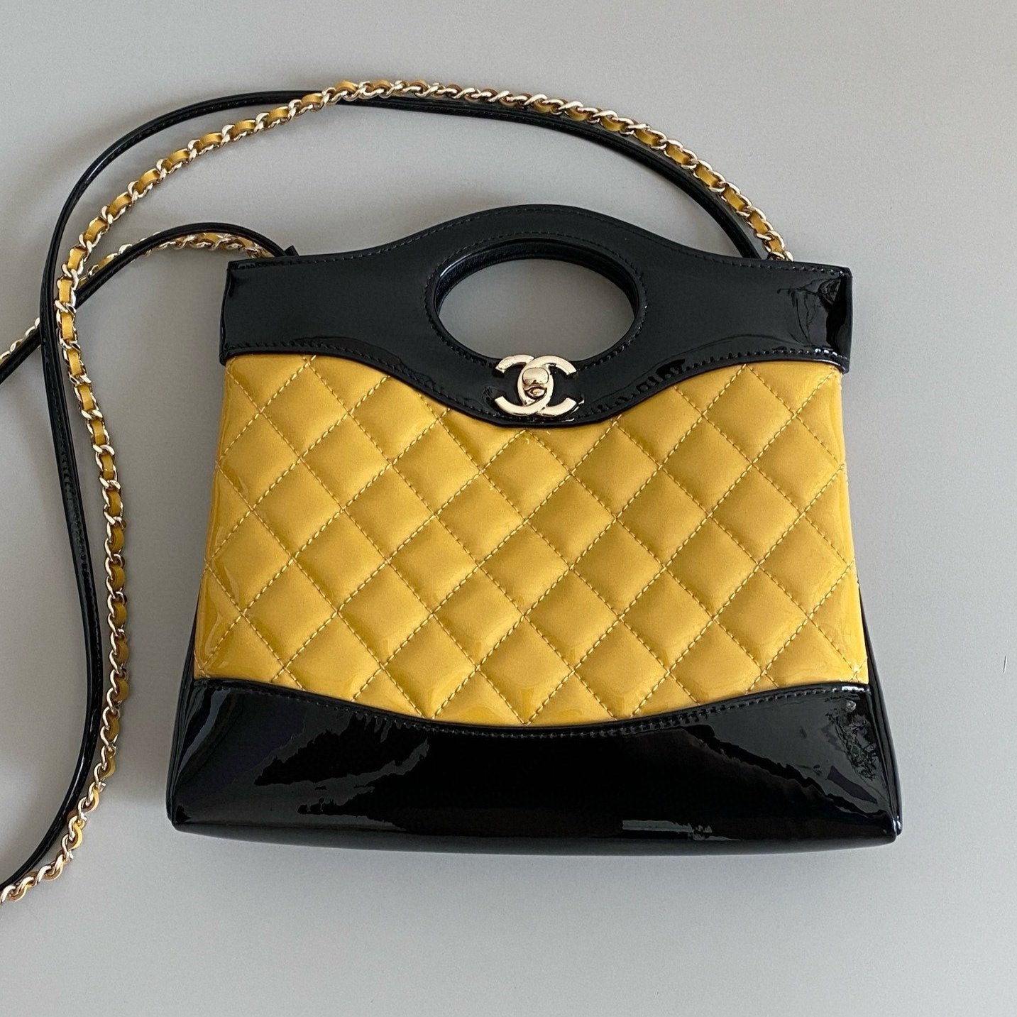 23A CC 31 MINI SAC CABAS 23CM CUIR DE VEAU VERNI JAUNE NOIR