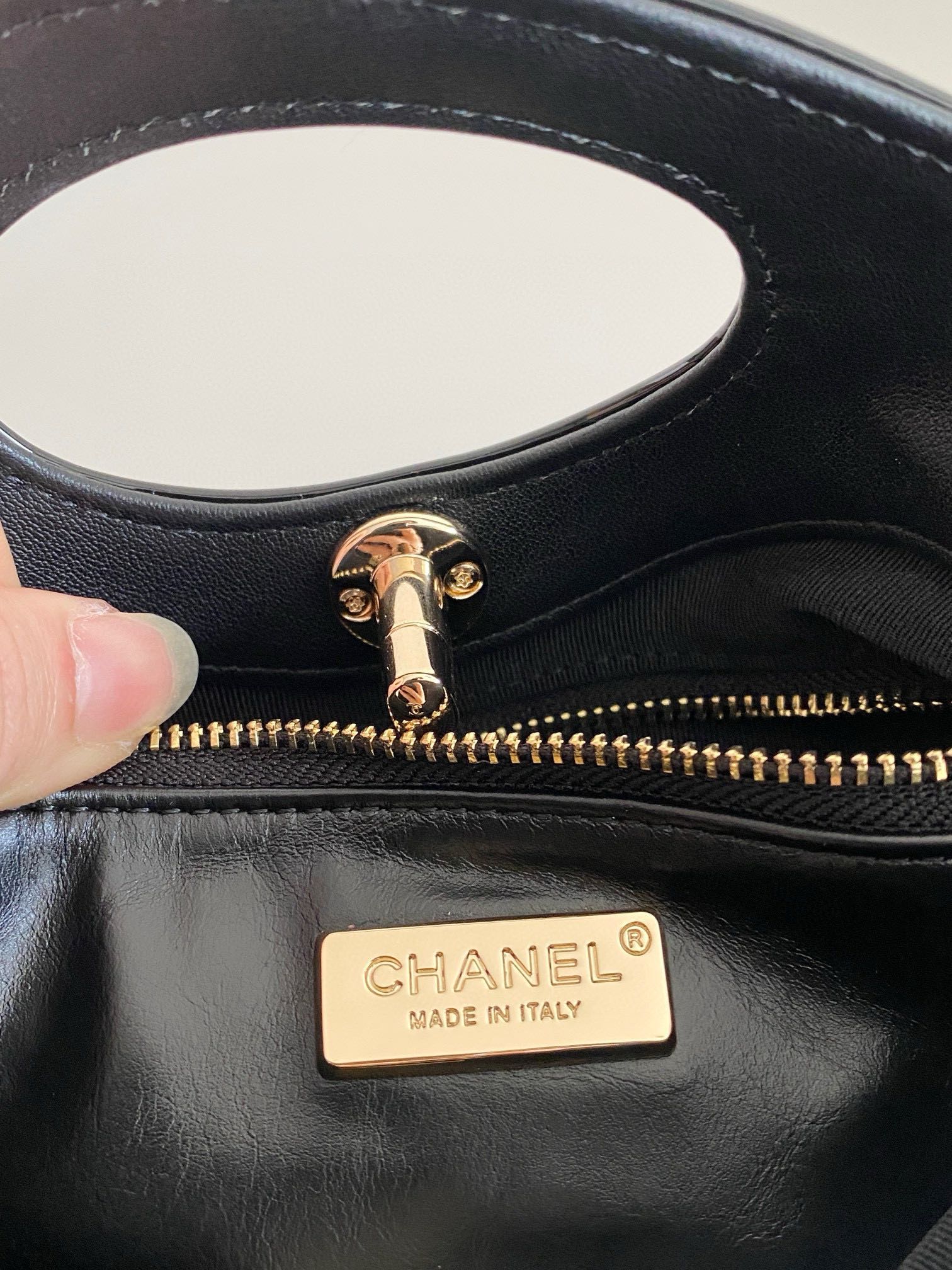 23A CC 31 MINI SAC CABAS 23CM CUIR DE VEAU VERNI JAUNE NOIR