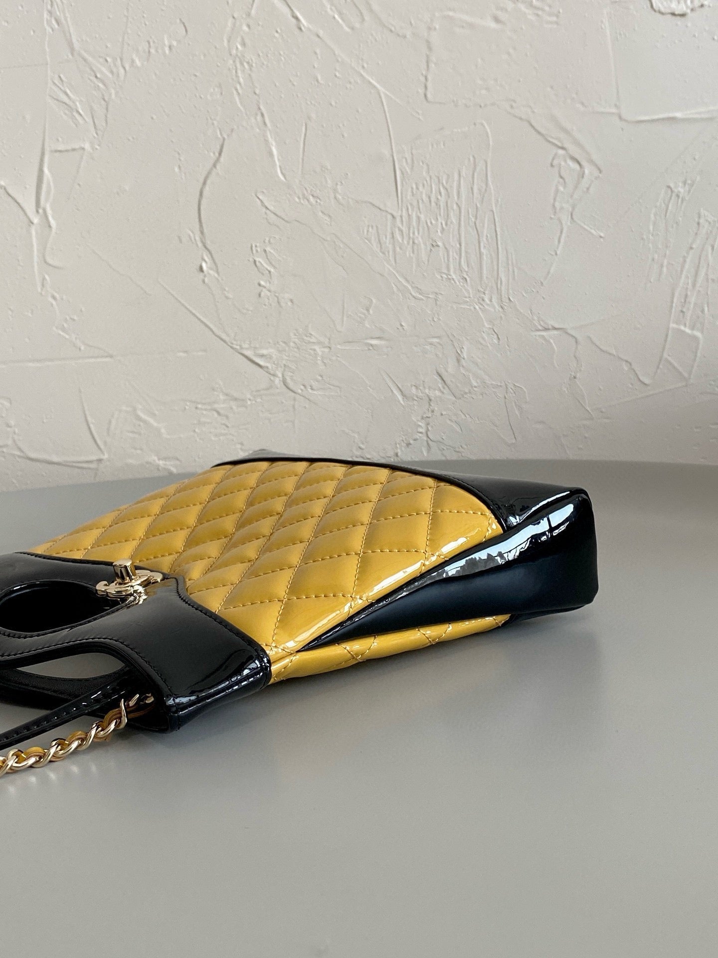 23A CC 31 MINI SAC CABAS 23CM CUIR DE VEAU VERNI JAUNE NOIR