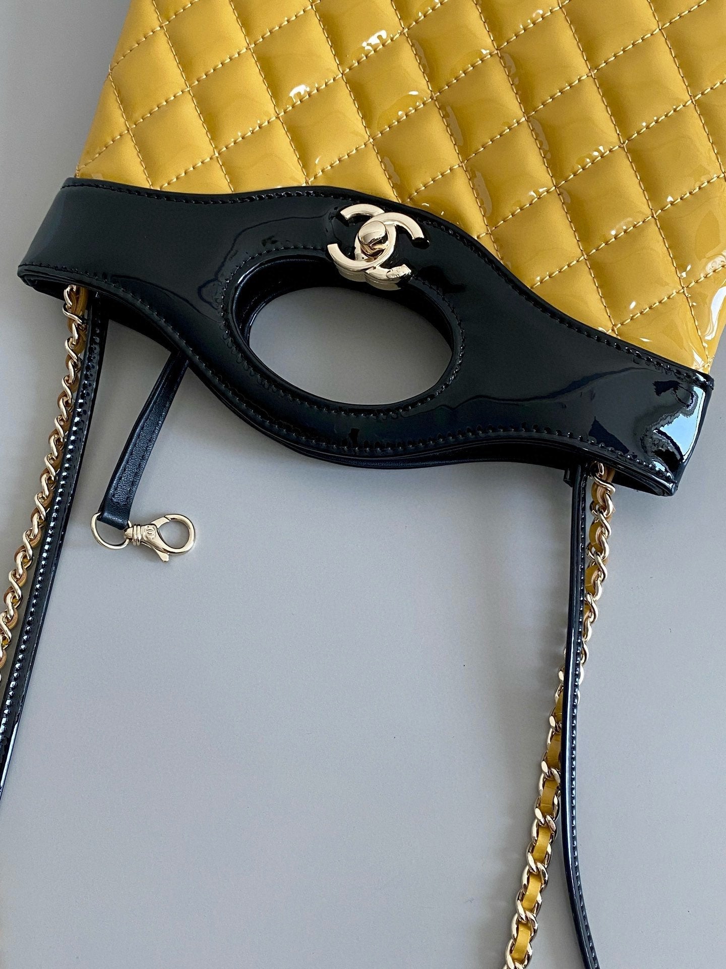 23A CC 31 MINI SAC CABAS 23CM CUIR DE VEAU VERNI JAUNE NOIR