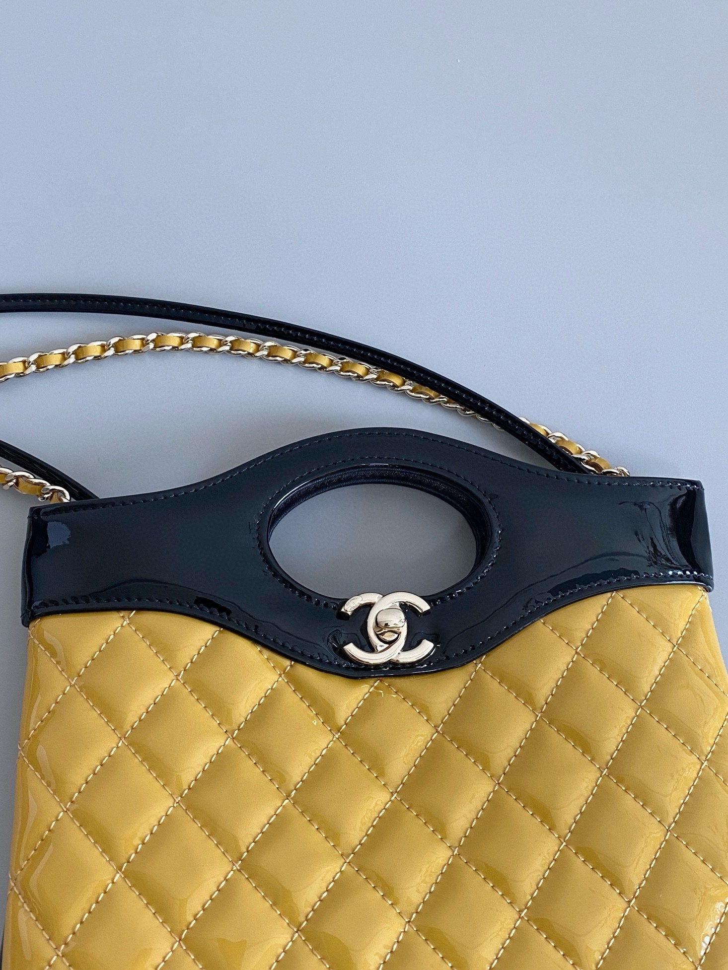 23A CC 31 MINI SAC CABAS 23CM CUIR DE VEAU VERNI JAUNE NOIR