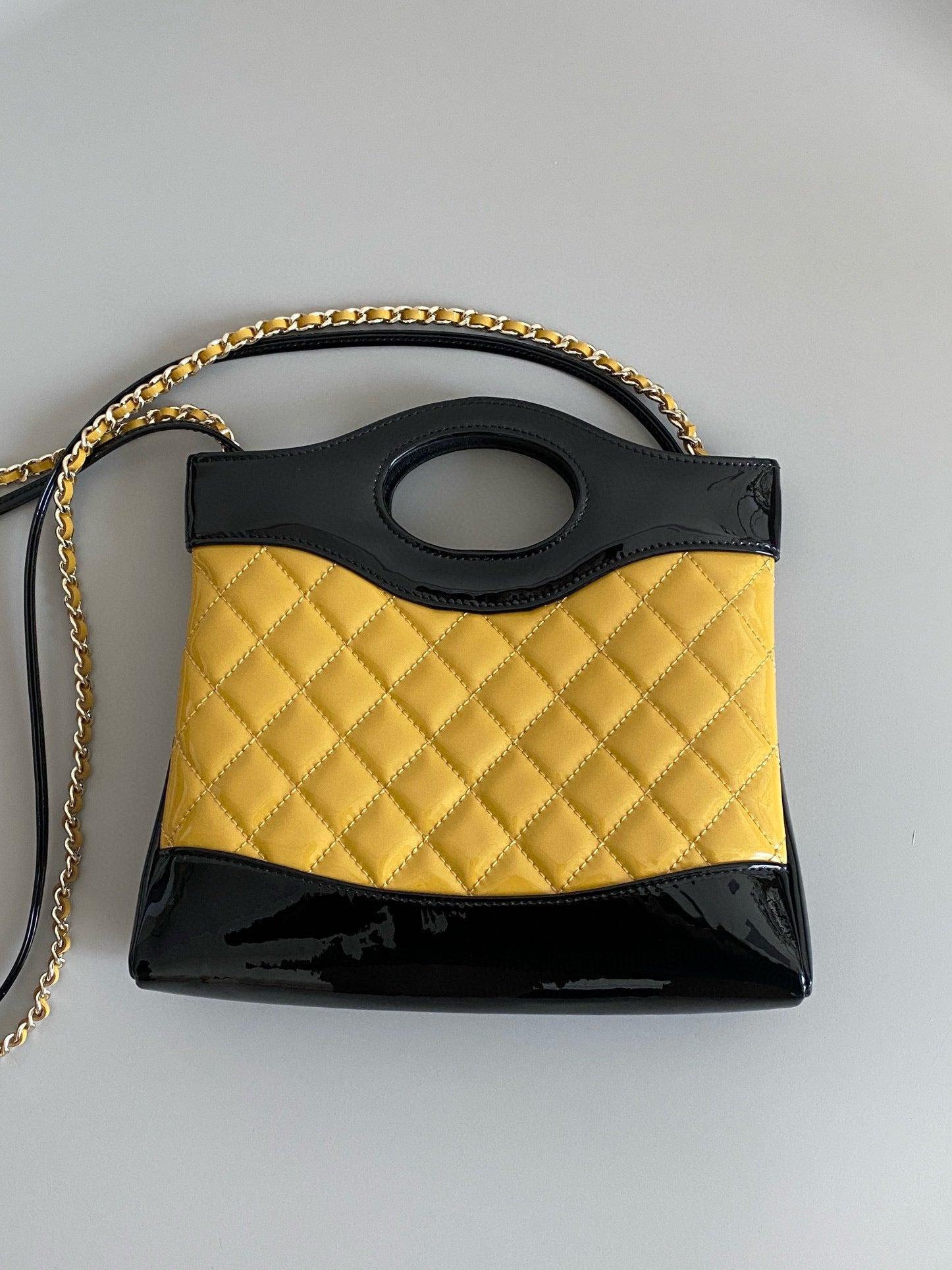 23A CC 31 MINI SAC CABAS 23CM CUIR DE VEAU VERNI JAUNE NOIR