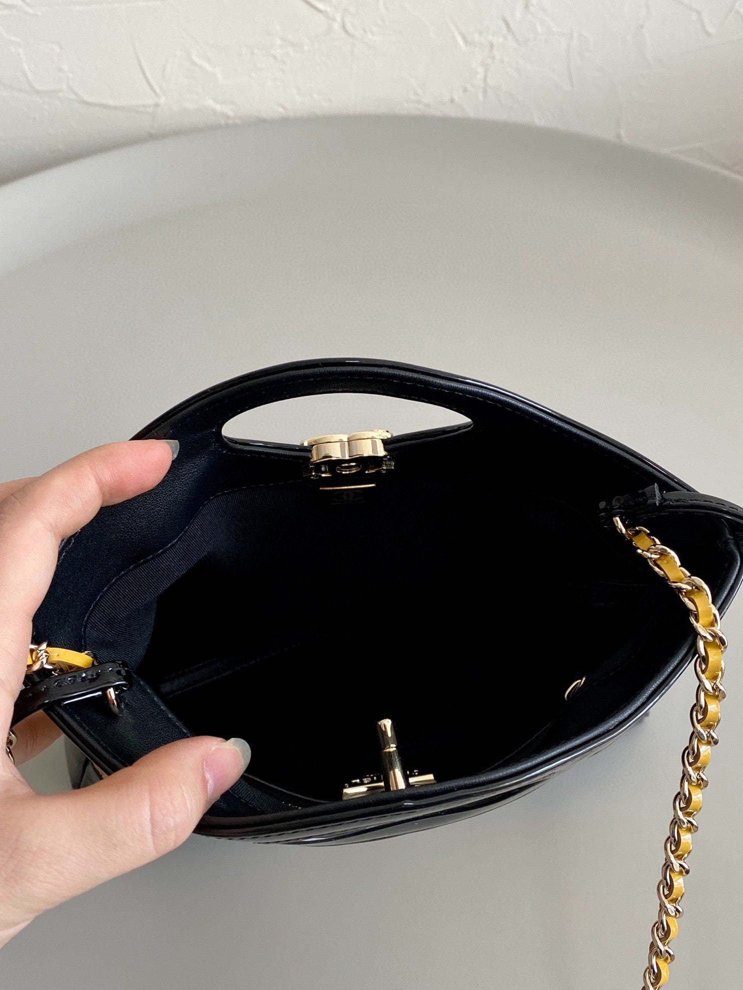 23A CC 31 MINI SAC CABAS 23CM CUIR DE VEAU VERNI JAUNE NOIR