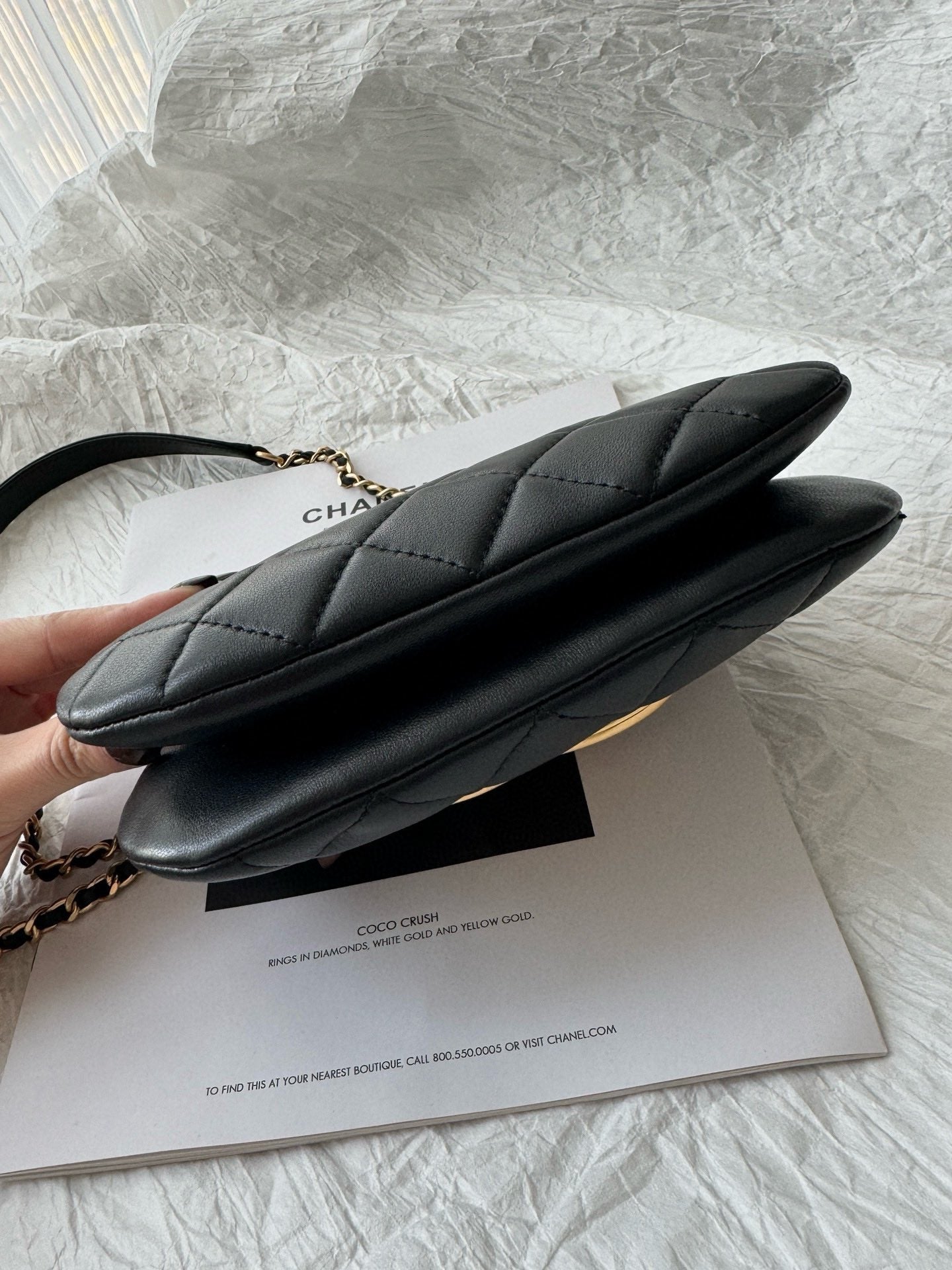 SAC HOBO 24C CC 20CM EN CUIR D'AGNEAU NOIR ET QUINCAILLERIE DORÉ