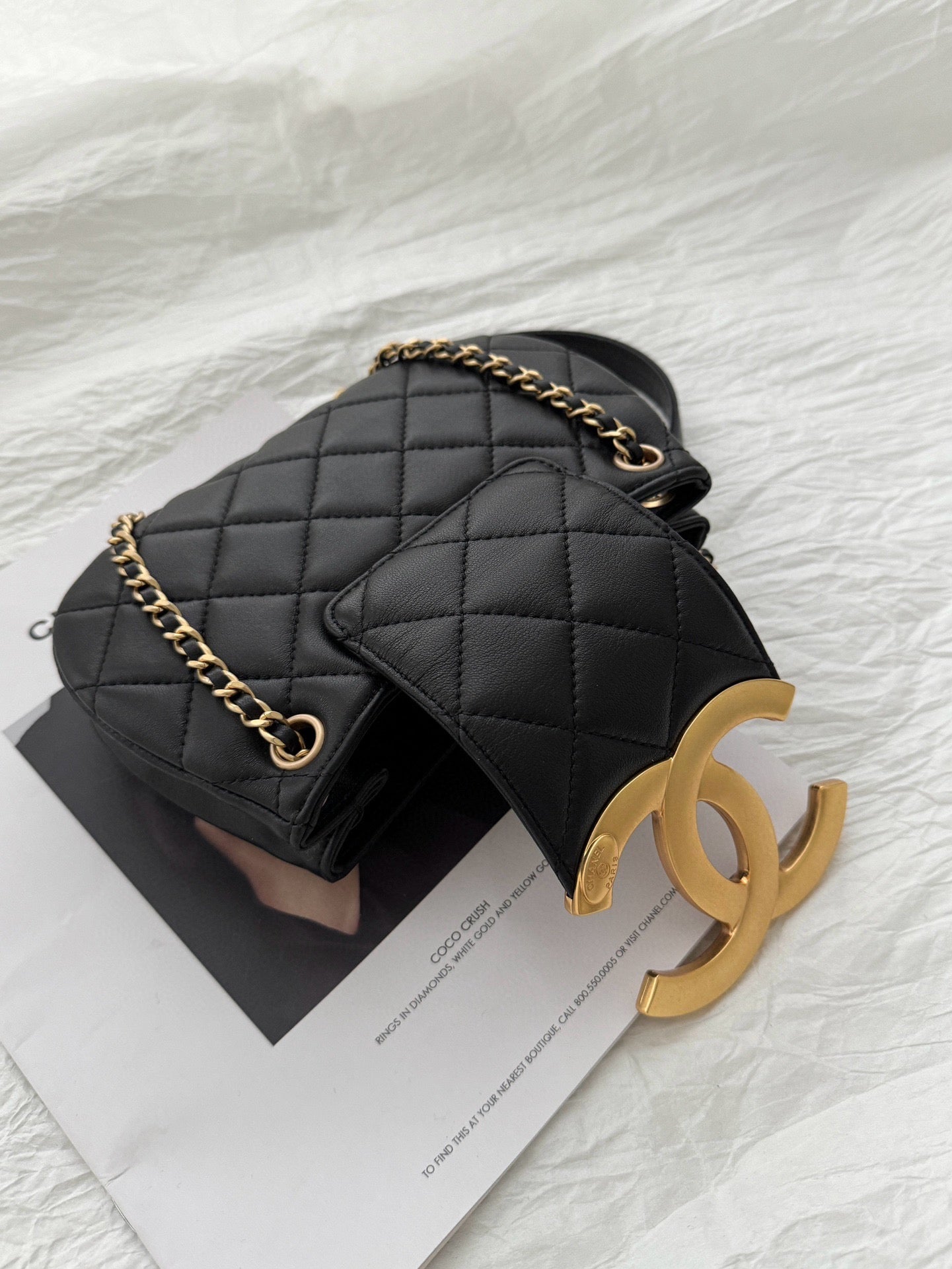 SAC HOBO 24C CC 20CM EN CUIR D'AGNEAU NOIR ET QUINCAILLERIE DORÉ