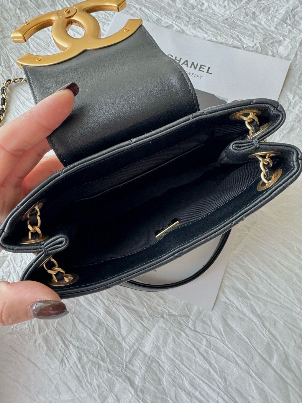 SAC HOBO 24C CC 20CM EN CUIR D'AGNEAU NOIR ET QUINCAILLERIE DORÉ
