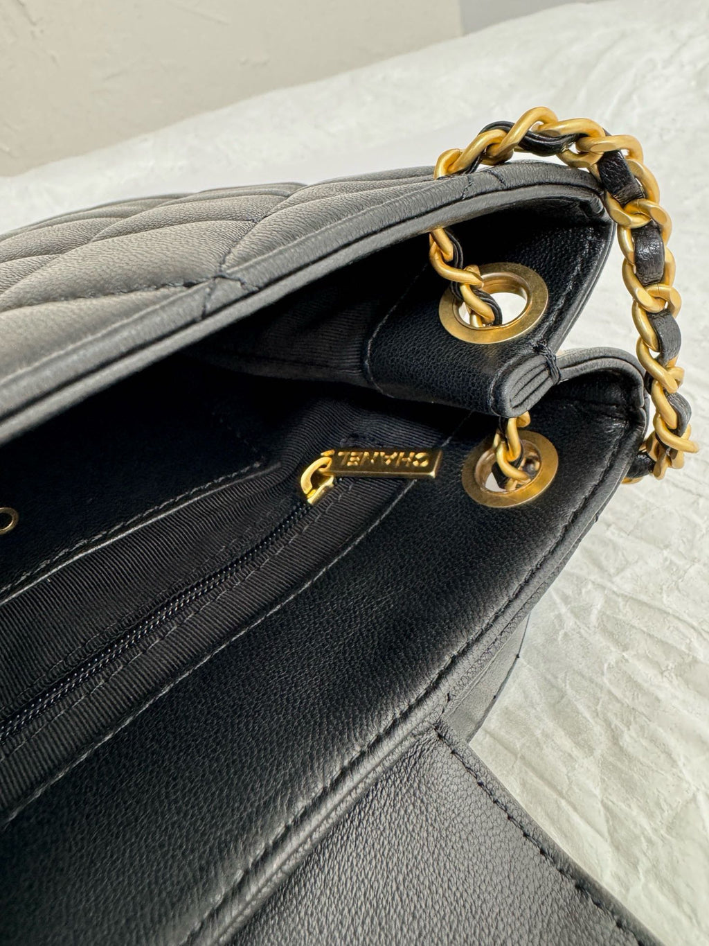 Petit sac shopping 24C CC 21 cm en cuir d'agneau noir et matériel doré