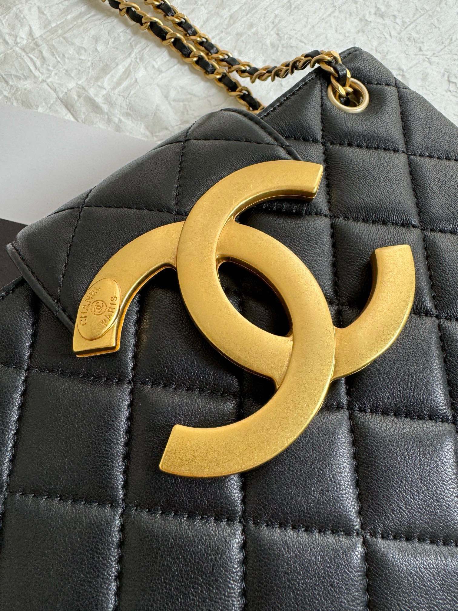 Petit sac shopping 24C CC 21 cm en cuir d'agneau noir et matériel doré